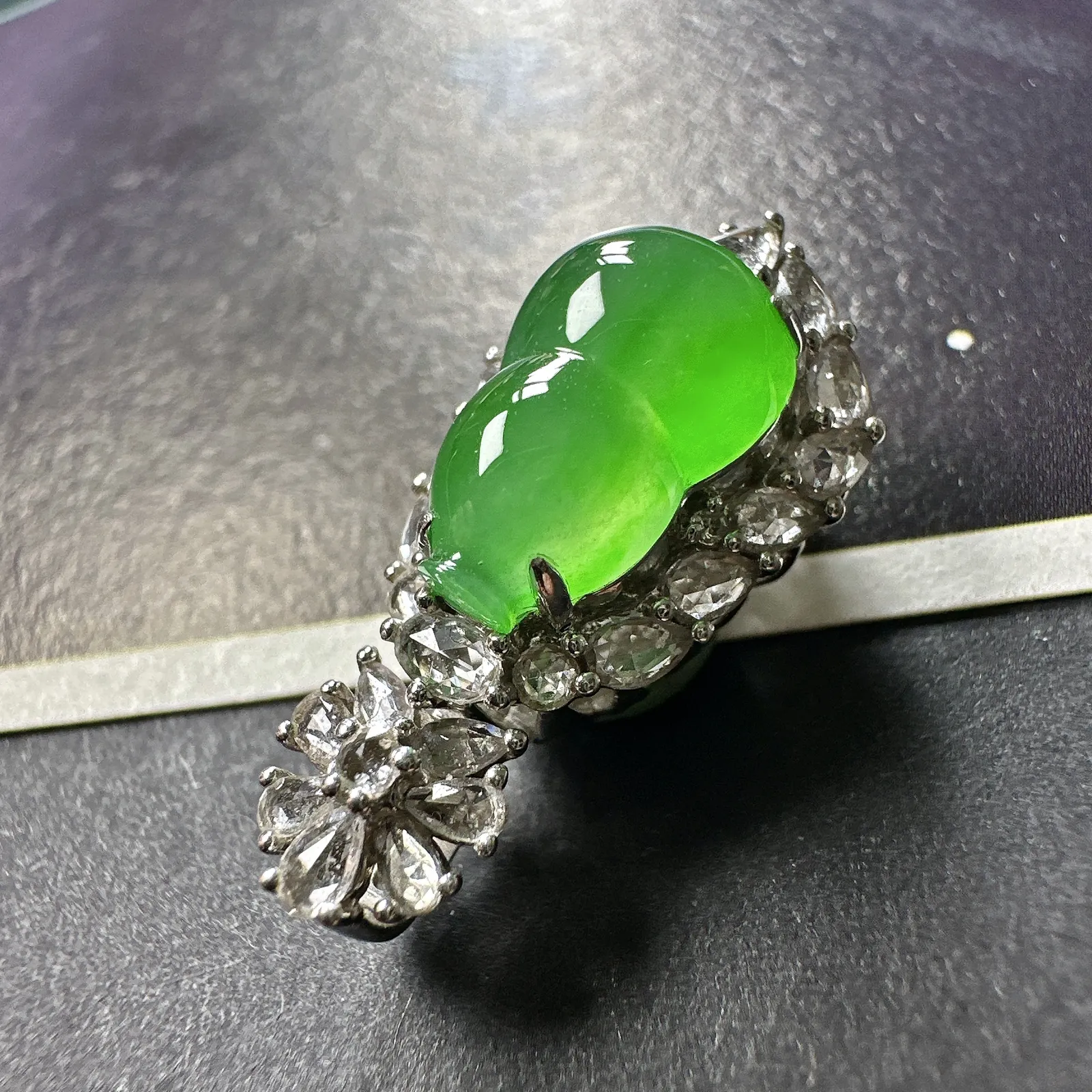 【冰种满绿葫芦】种水色俱全，冰透闪亮，通透感饱满度很好，18k金钻豪华镶嵌，裸石尺寸12.1*7.9*4.6毫米