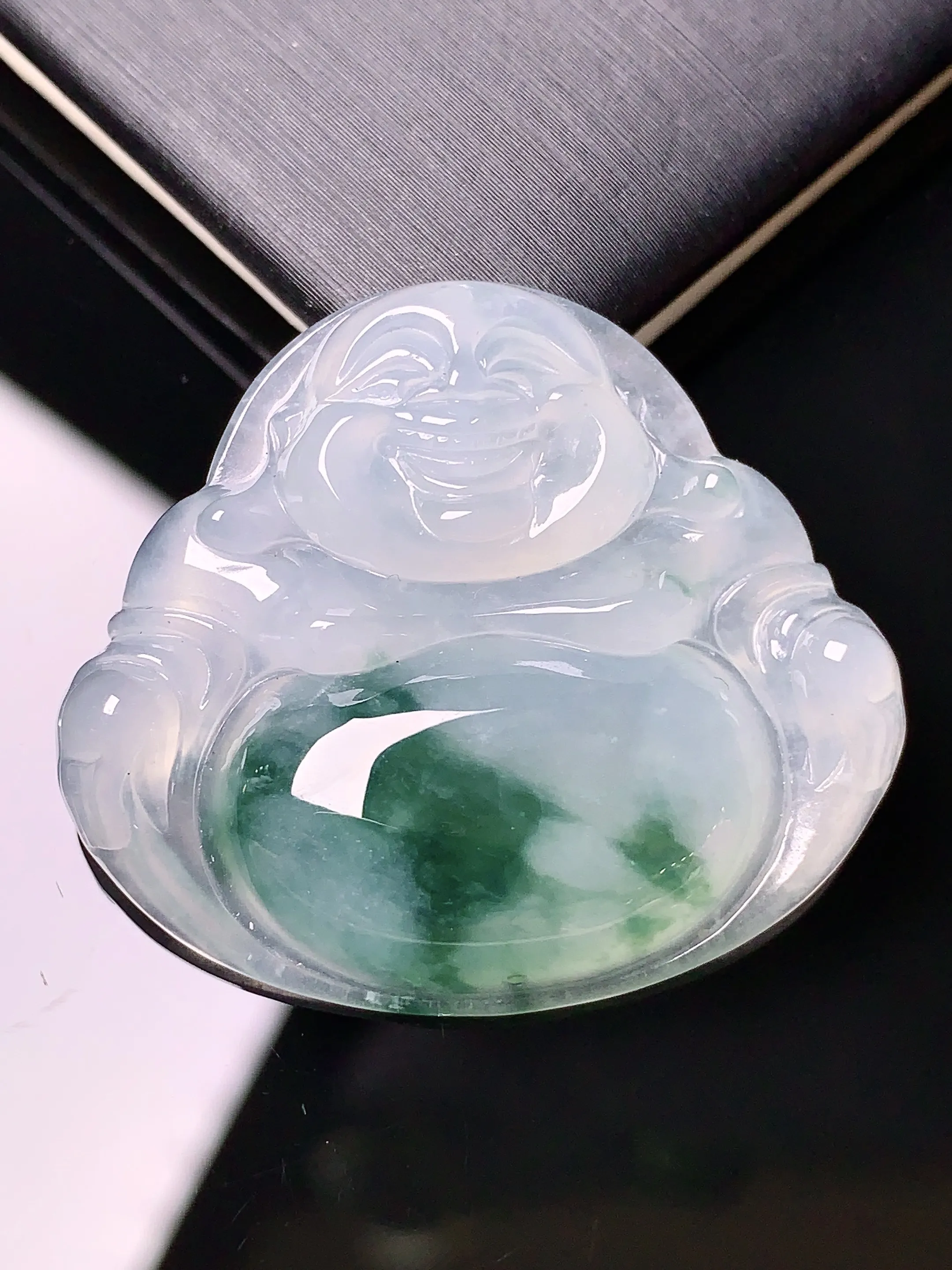 飘绿佛公吊坠 玉质细腻 水润亮眼  整体尺寸29.2*23.2*6.2
