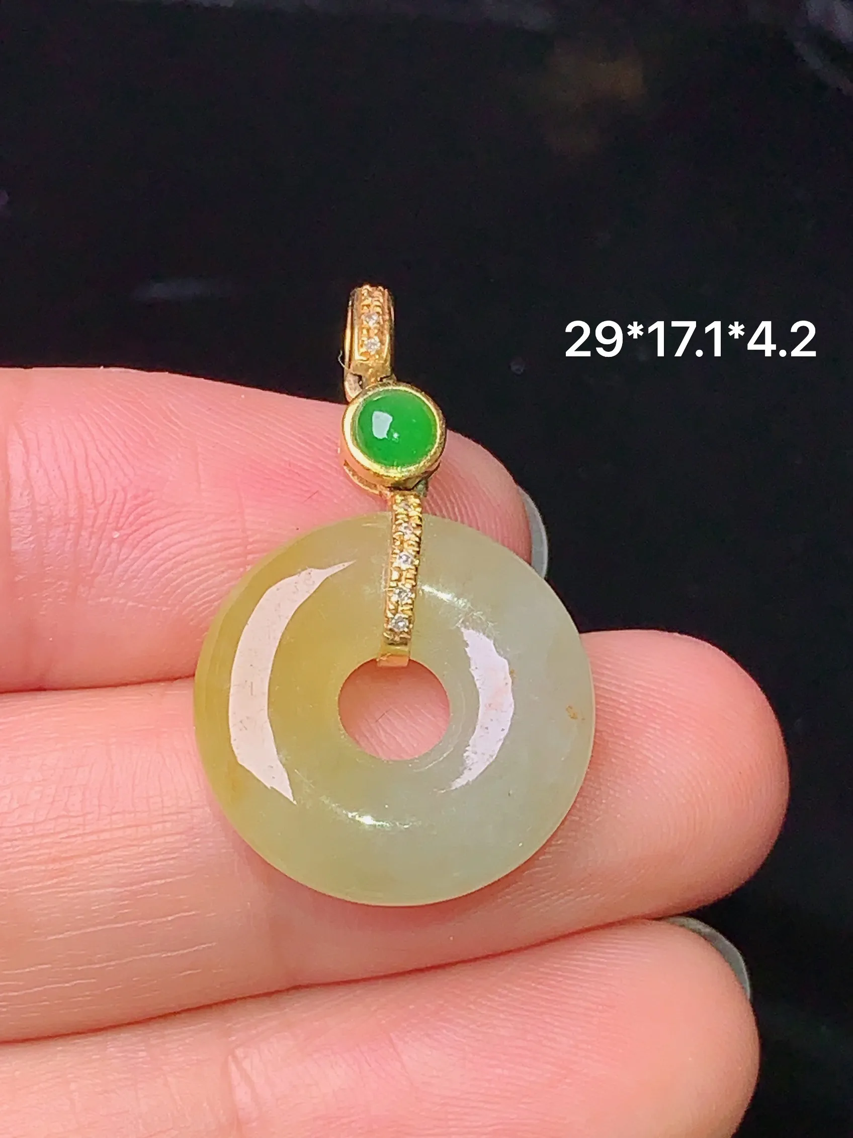 18k金钻镶嵌飘黄翡平安环吊坠 玉质细腻 水润亮眼  整体尺寸29*17.1*4.2