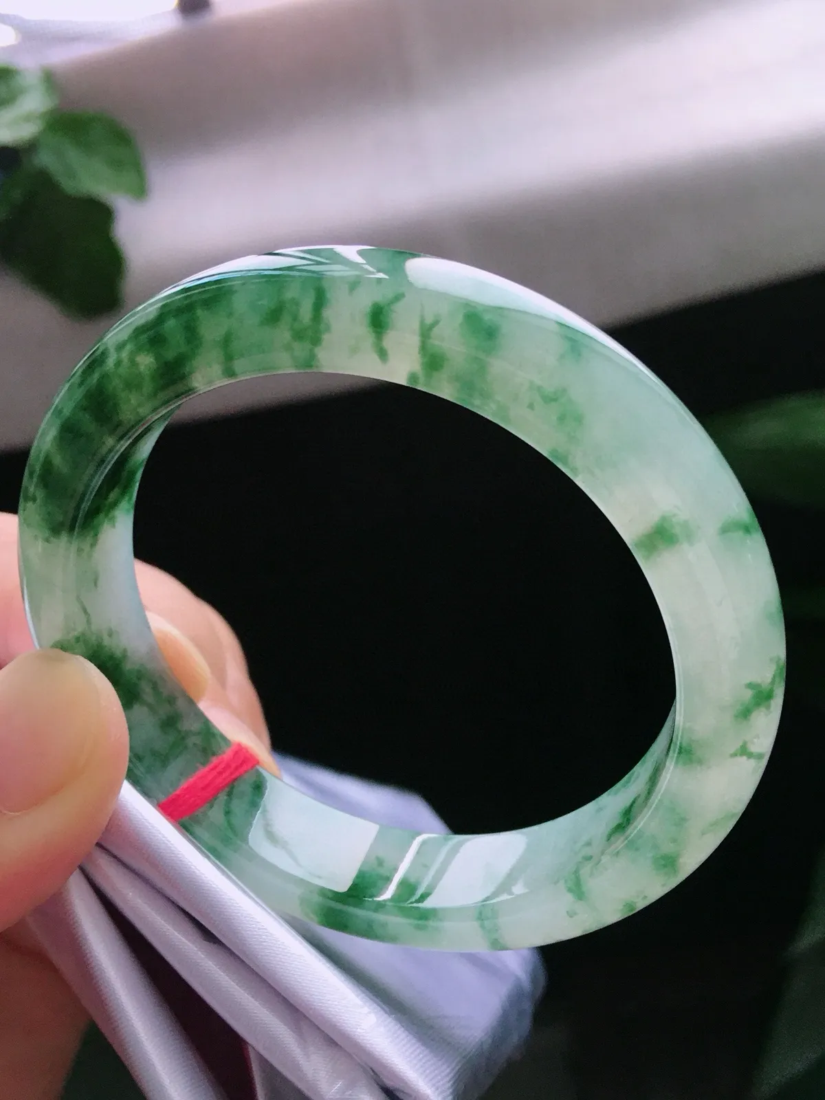 圈口55.8，正圈手镯，飘花，玉质冰润细腻，种水佳，尺寸55.8-12.5-8.2mm