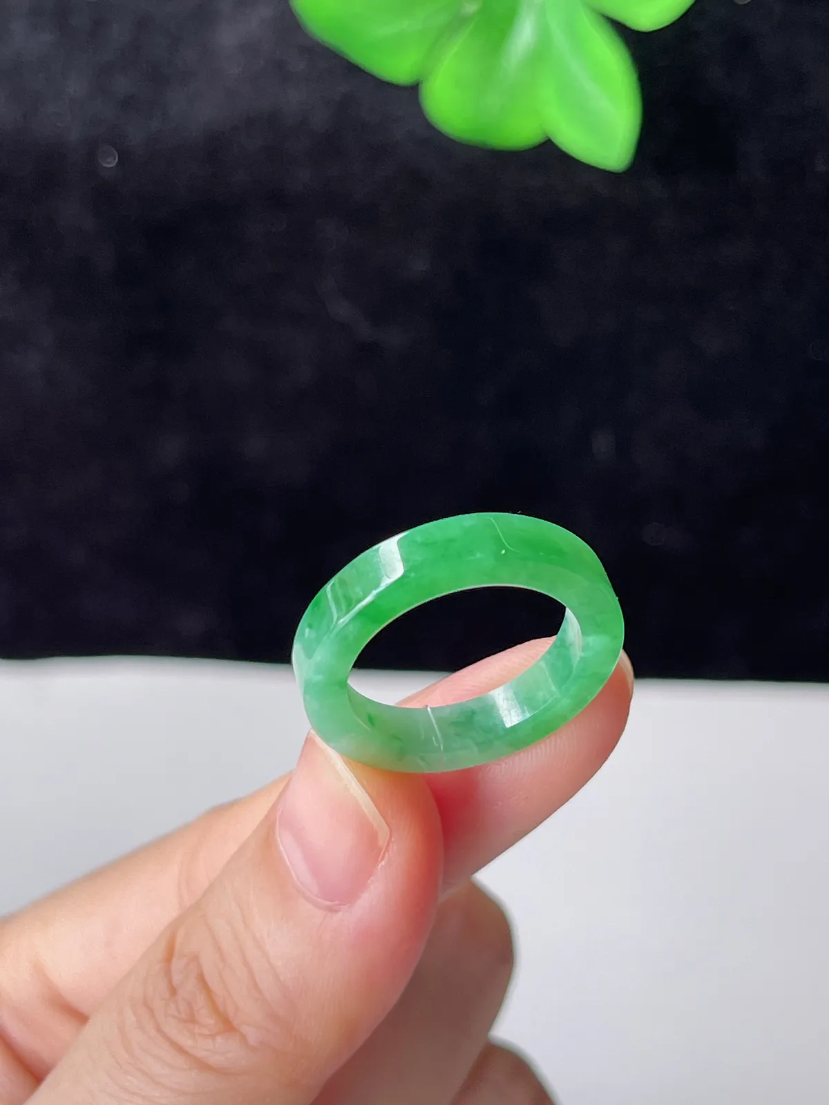 翡翠冰糯种浅绿色戒指