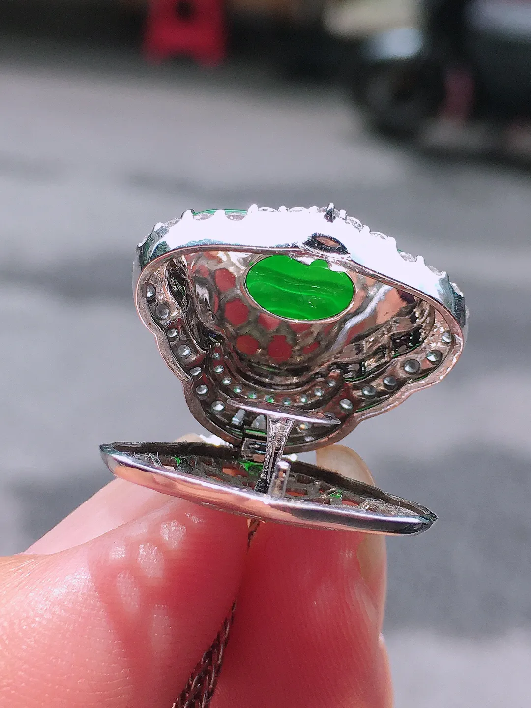 阳绿佛公吊坠，色泽均匀艳丽，玉质细腻，荧光感超
强，饱满圆润，气质满满。18k
金豪华镶嵌