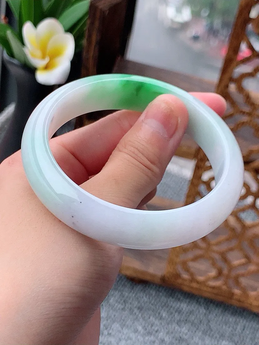 a货翡翠老坑白底青飘绿正装正圈手镯57-58圈口 尺寸57×13×7.5mm 重量59.36g 0618
