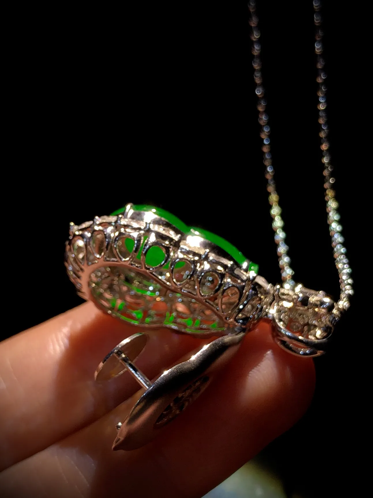 缅甸天然翡翠，辣绿葫芦，【福禄】，
裸石20.2-15.5-3mm，
整体36.2-20.5-12.5mm，
18K金，南非钻豪镶，不含链