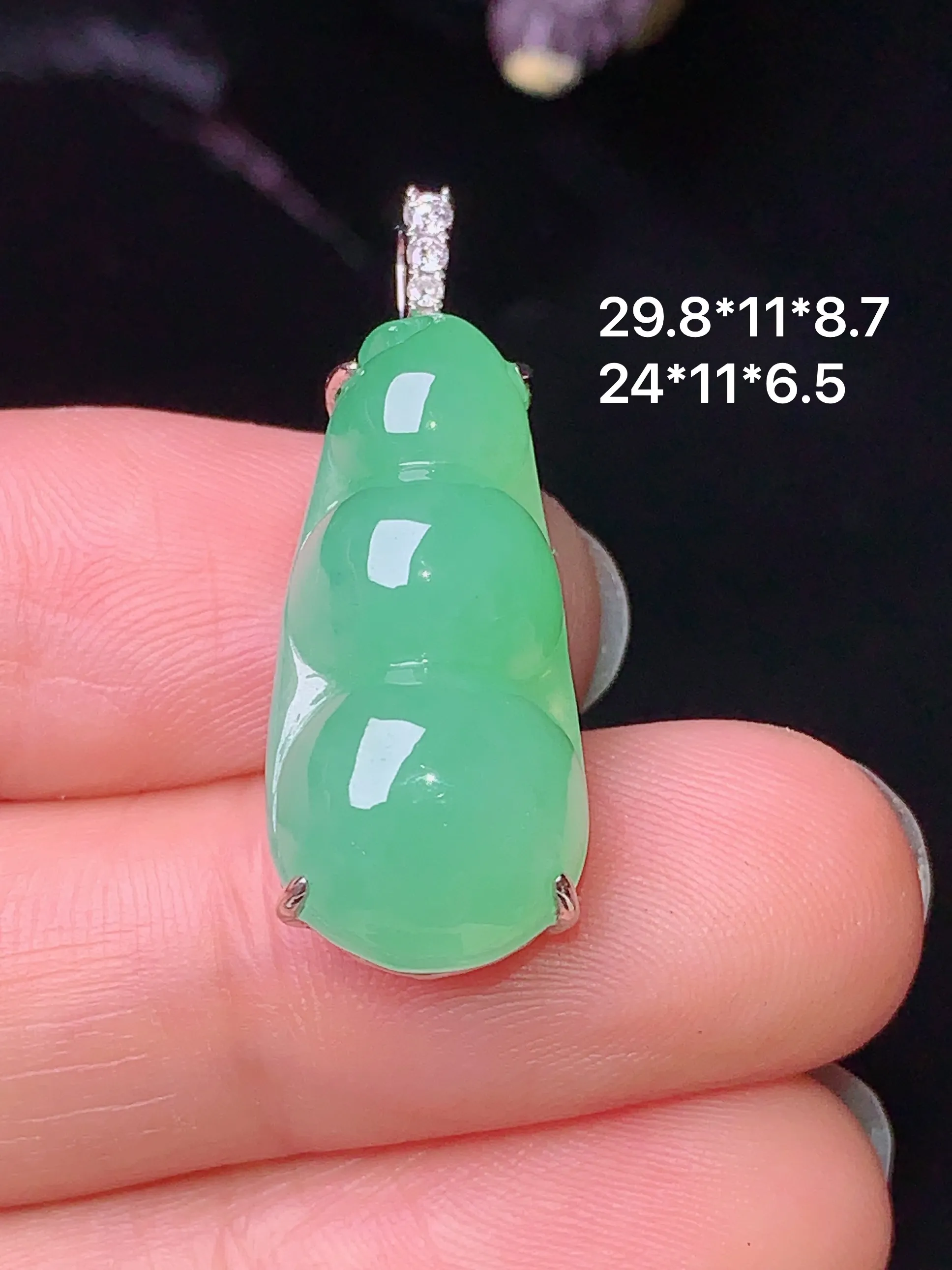 18k金钻镶嵌翠绿四季豆吊坠 玉质细腻 水润亮眼  整体尺寸29.8*11*8.7