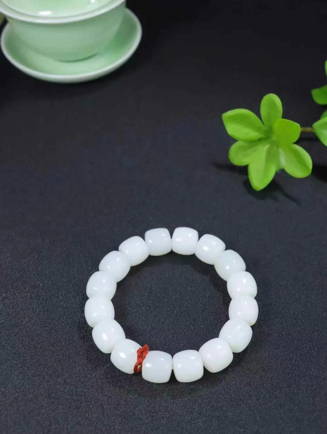 （老型珠.手串）

精品 和田玉白玉老型珠手串，也可做手持，玉质细腻油润 饱满光滑 质朴无华，悠远