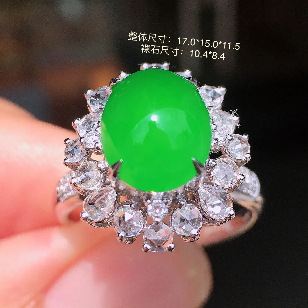阳绿蛋面戒指，色泽均匀艳丽，玉质细腻，荧光感超
强，饱满圆润，气质满满。18k
金豪华镶嵌