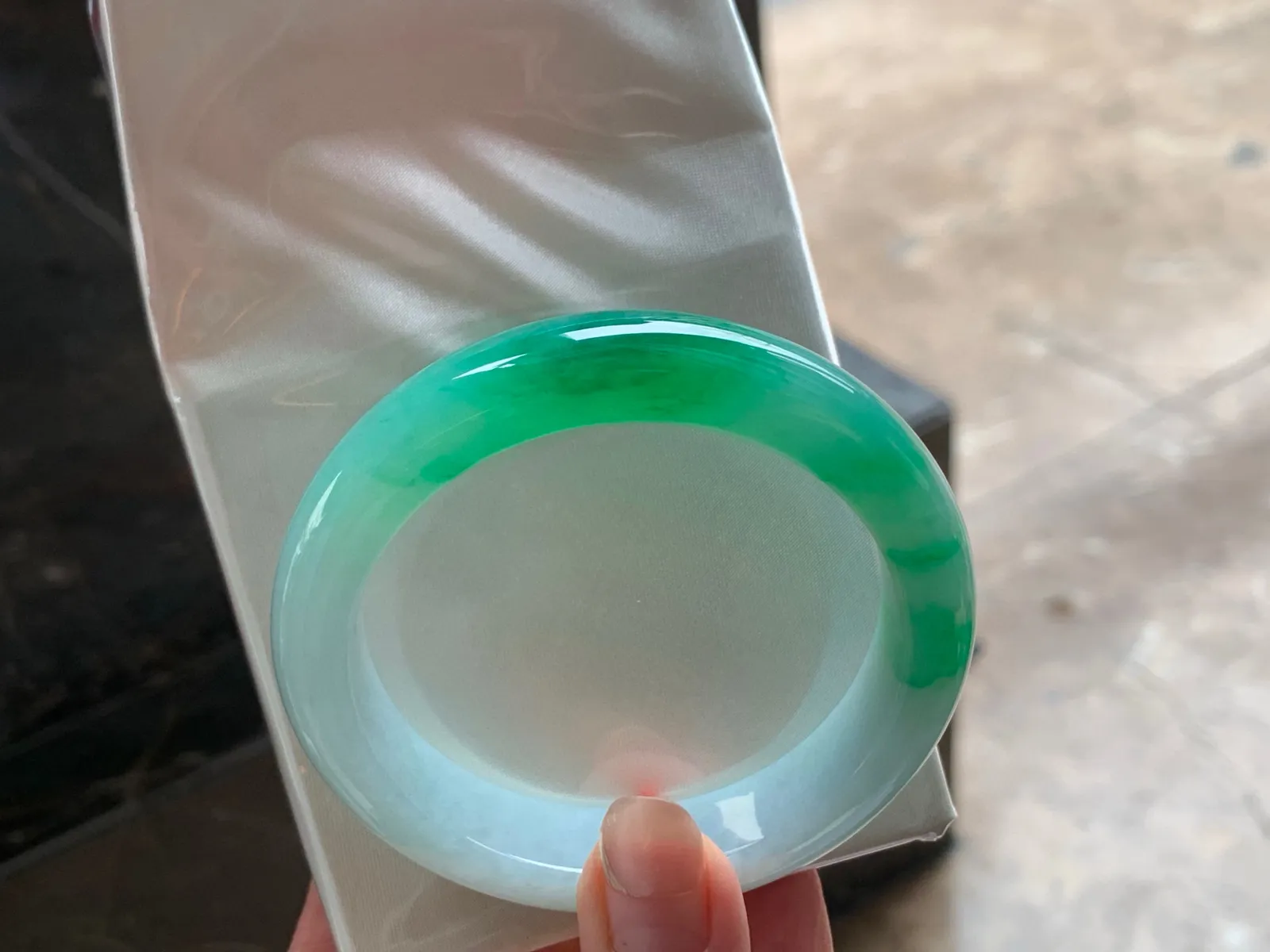 带色手镯
水润56.6/12.5/9.2mm