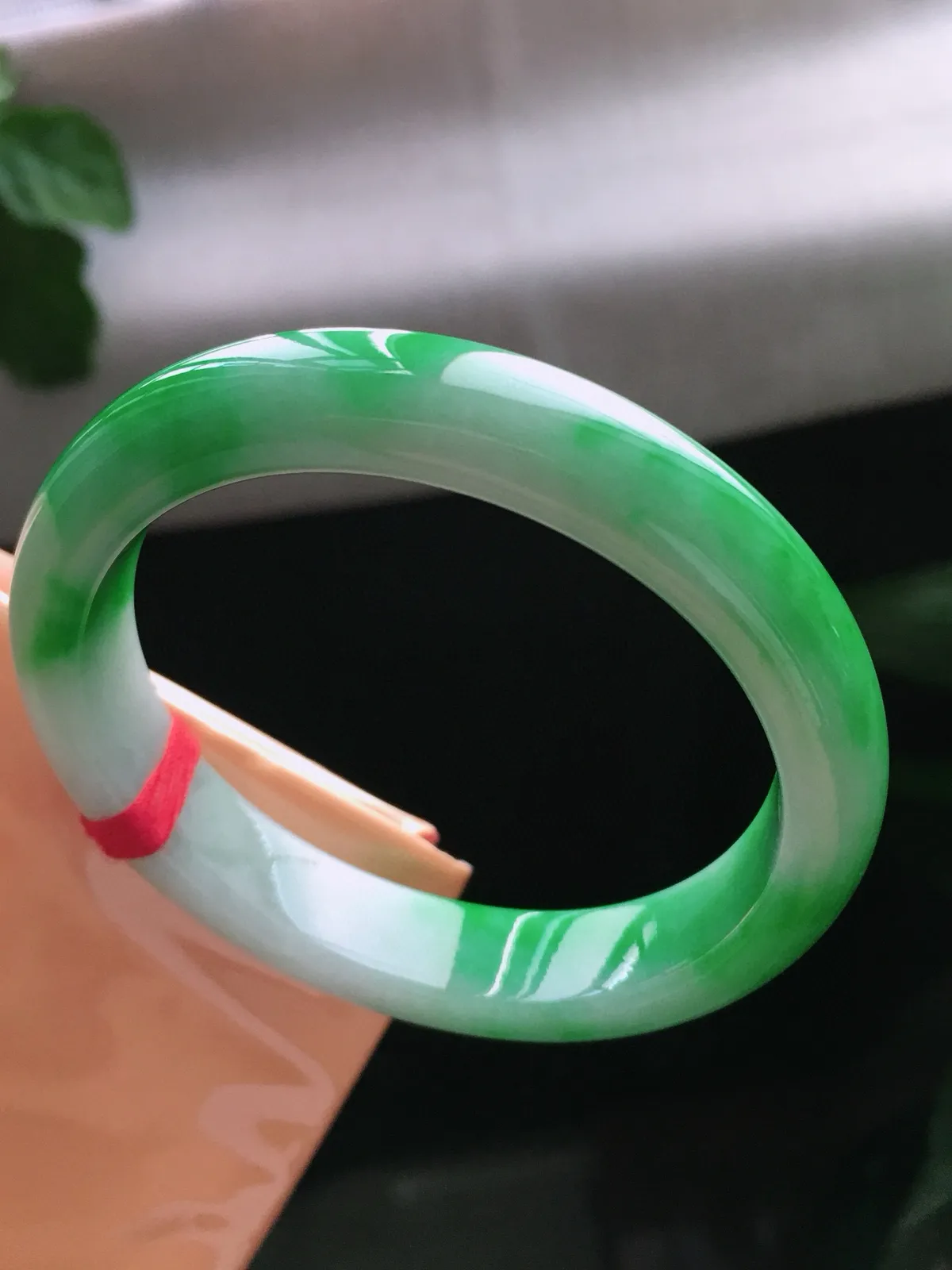 圈口54/48.3，贵妃手镯，正圈52可戴，玉质冰润细腻，色泽鲜艳，尺寸54-12.3-7.3mm