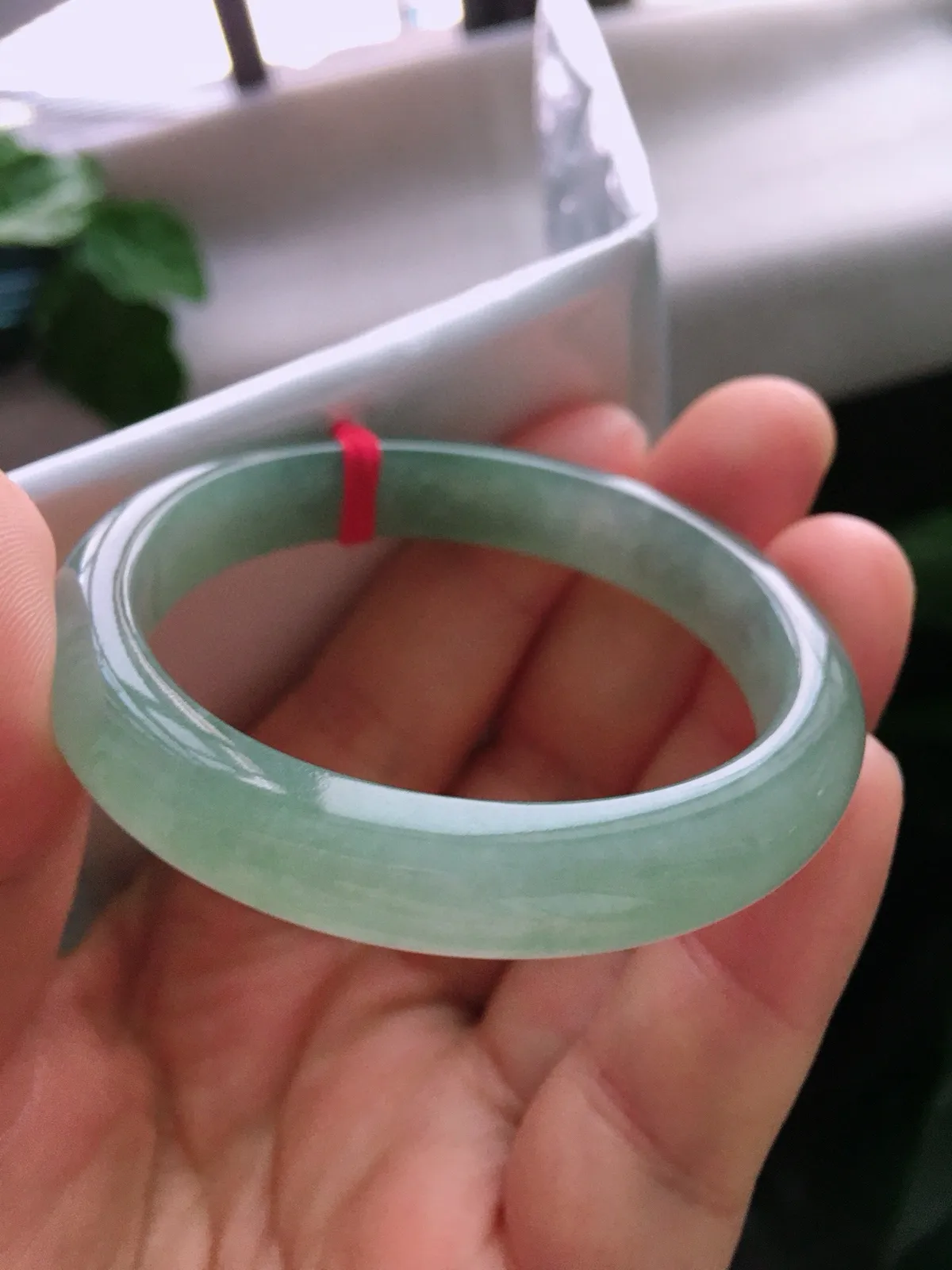 圈口51.5/47.2，贵妃手镯，正圈49.5可戴，绿底，玉质水润细腻，尺寸51.5-10.7-7.2mm
