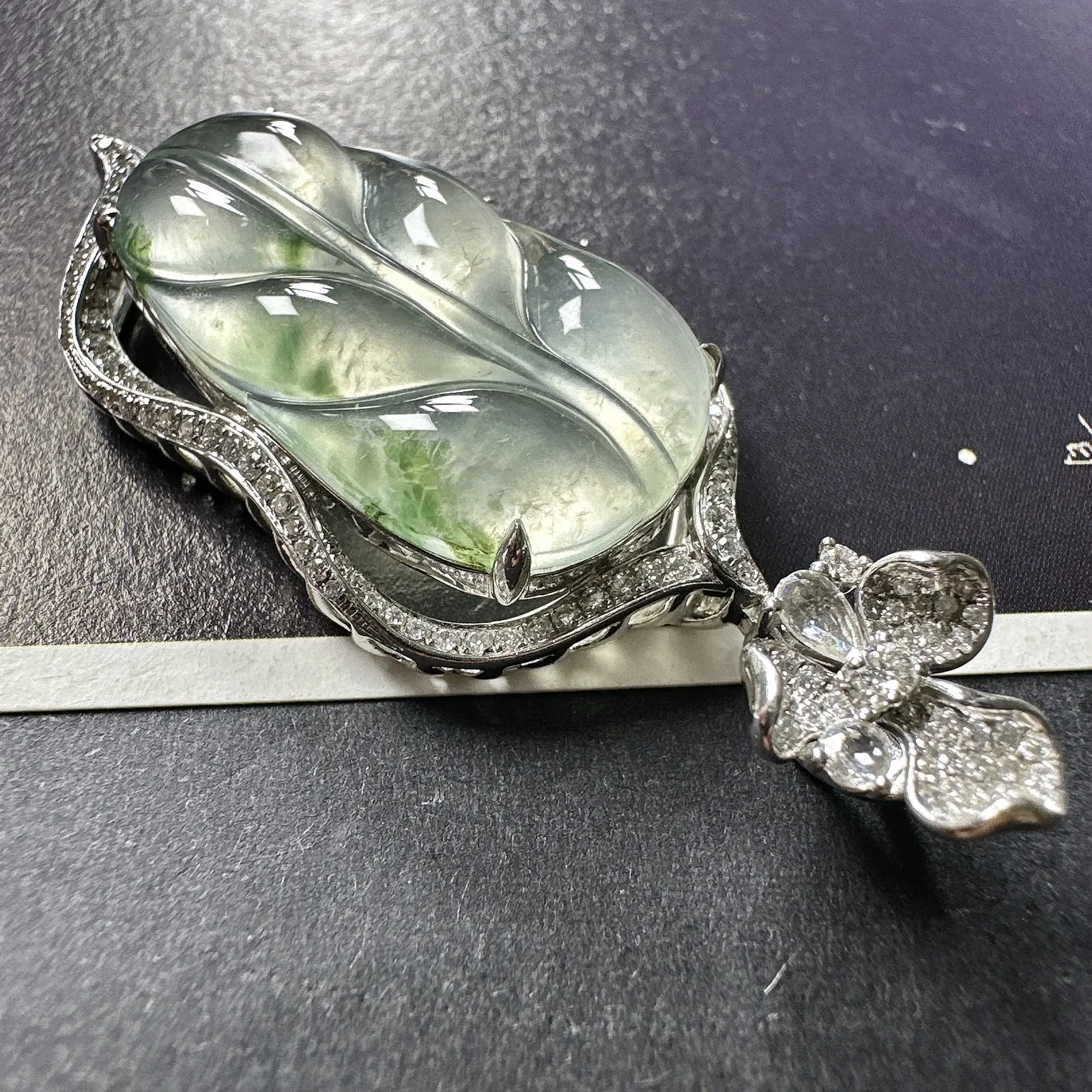 【冰种飘花叶子】金枝玉叶，质地细腻，冰润透亮，光泽出众，冰感十足，18k金钻镶嵌，裸石尺寸27.2*15.2*5.2毫米