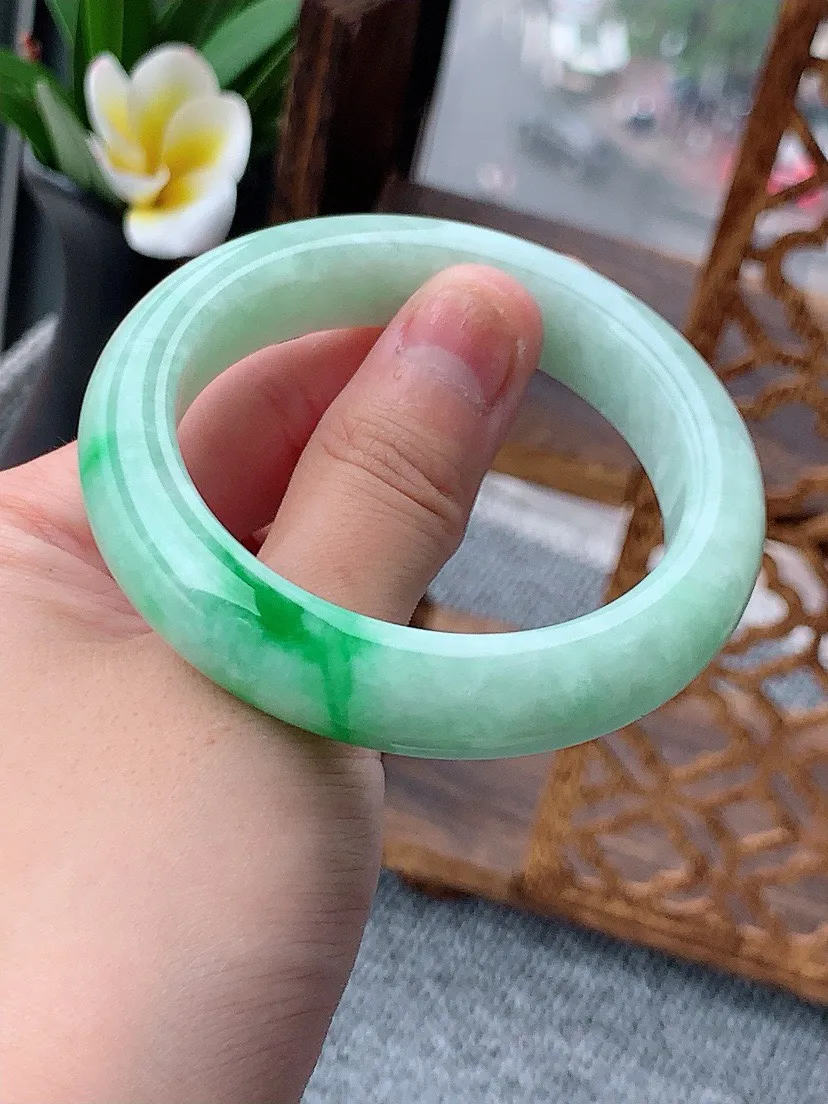 a货翡翠老坑飘阳绿正装正圈手镯52-53小圈口  尺寸52.3×12×9mm 重量61.89g 0618