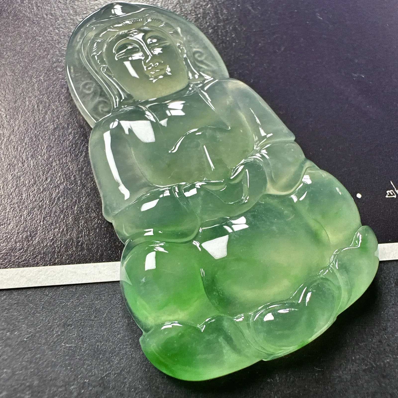 【冰种飘绿观音】质地细腻，通透度上佳，冰感十足，适合佩戴。