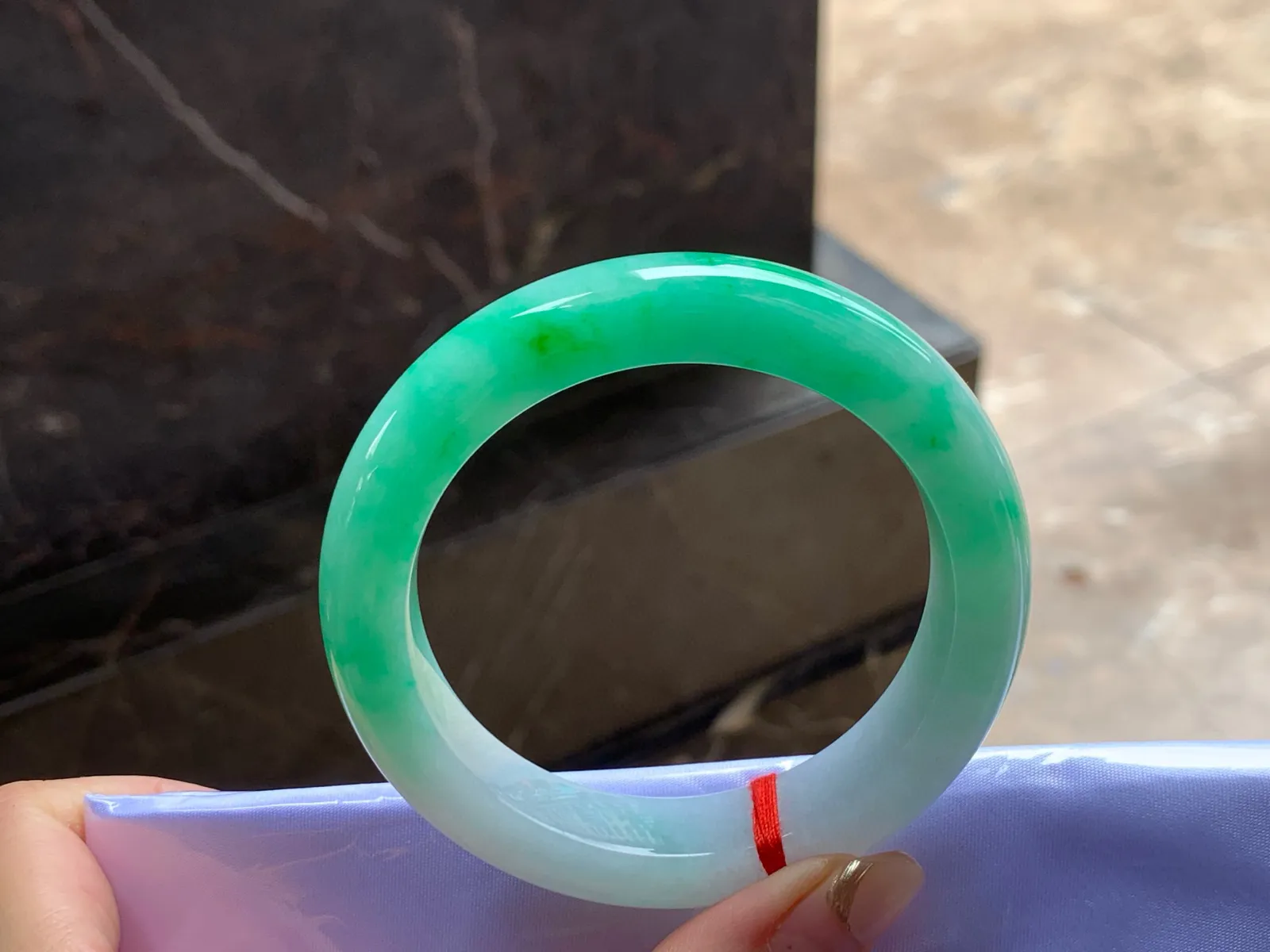 阳绿手镯
细腻56/13/10.2mm