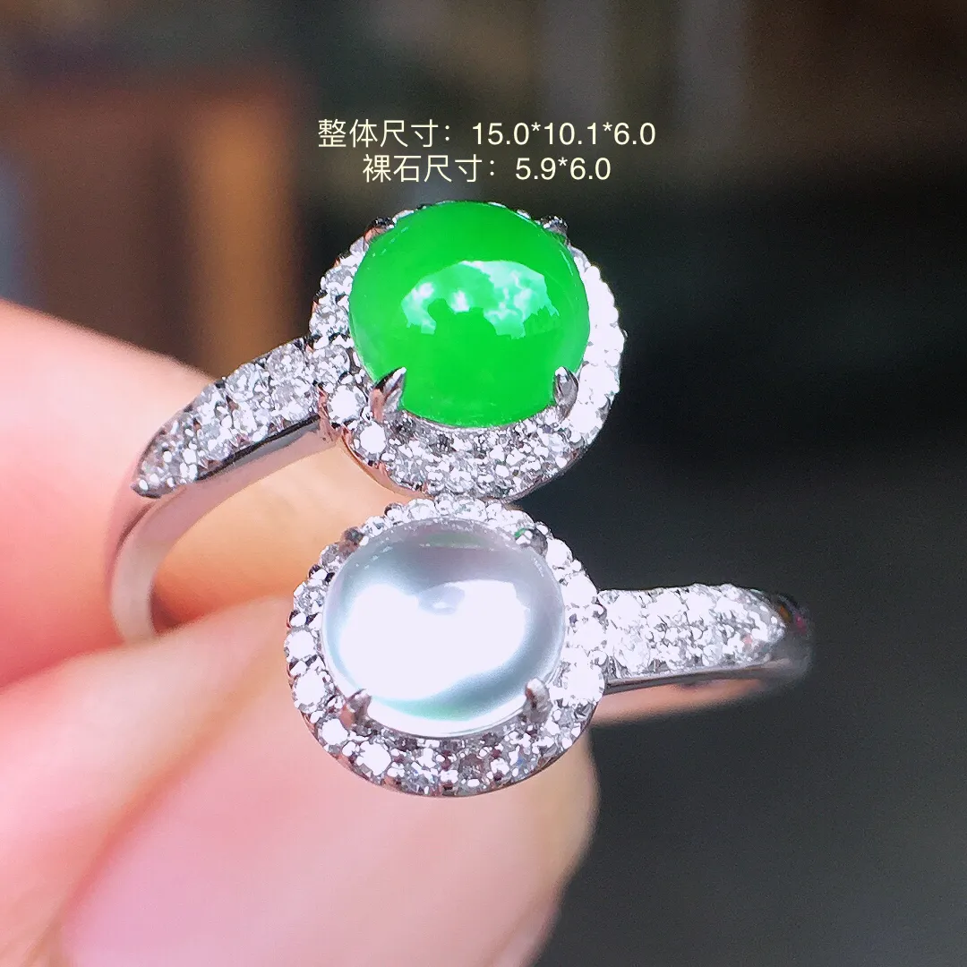 （冰+绿）二合一戒指，色泽均匀艳丽，玉质细腻，荧光感超
强，饱满圆润，气质满满。18k
金豪华镶嵌