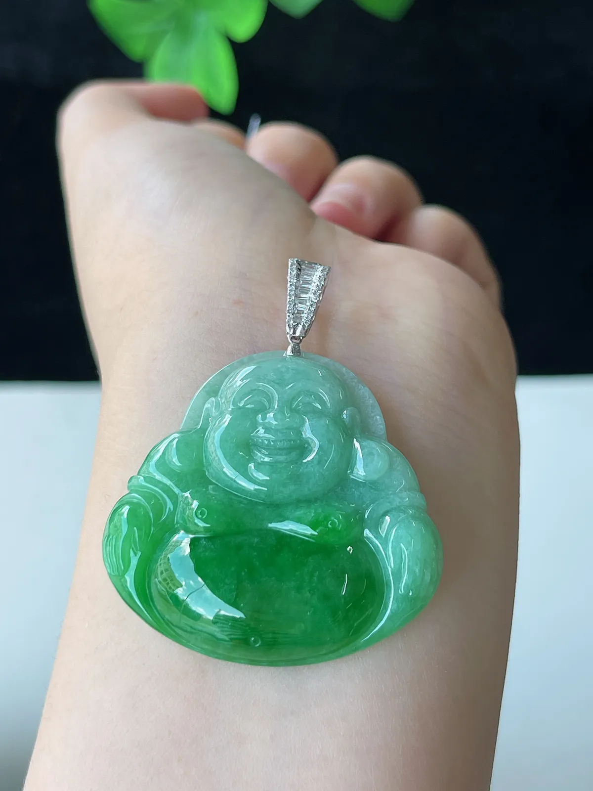 翡翠糯化种绿色吊坠