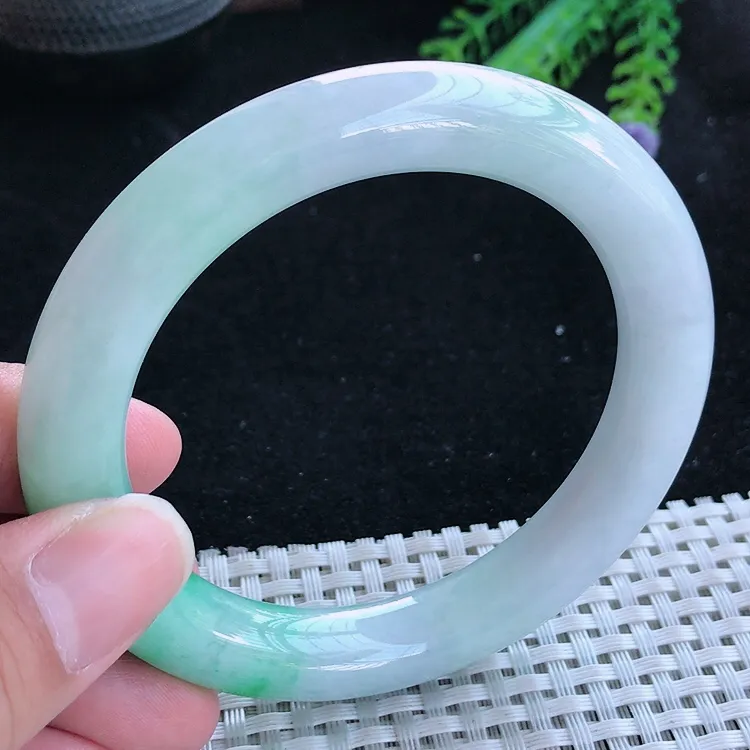 自然光59/11老坑精美冰润飘阳绿白底青圆条手镯翡翠玉镯美人镯