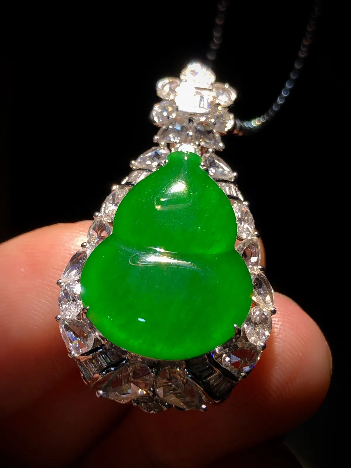 缅甸天然翡翠，辣绿葫芦，【福禄】，
裸石20.2-15.5-3mm，
整体36.2-20.5-12.5mm，
18K金，南非钻豪镶，不含链