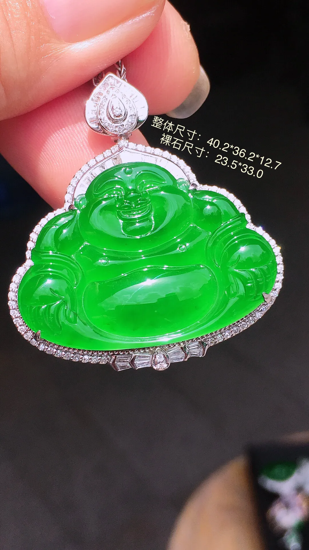 阳绿佛公吊坠，色泽均匀艳丽，玉质细腻，荧光感超
强，饱满圆润，气质满满。18k
金豪华镶嵌