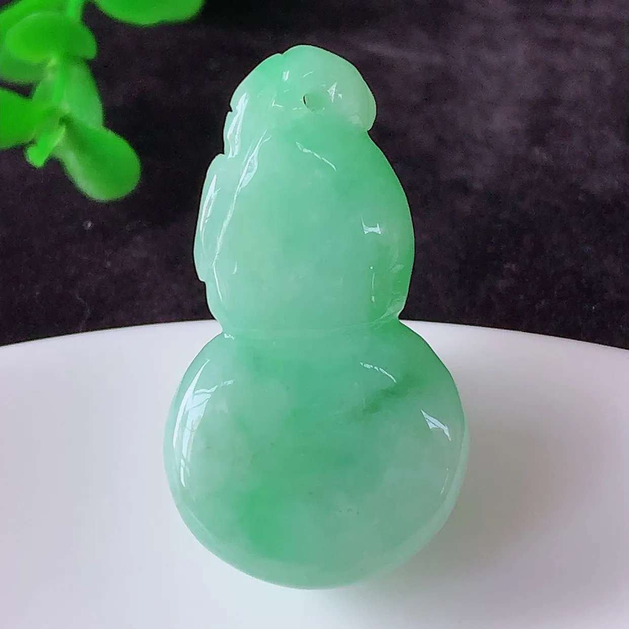 自然光实拍，厚装冰润冰糯种飘绿翡翠葫芦吊坠，葫芦寓意福禄双全，财源滚滚，饱满，清新脱俗，佩戴效果优雅迷人！#05.24