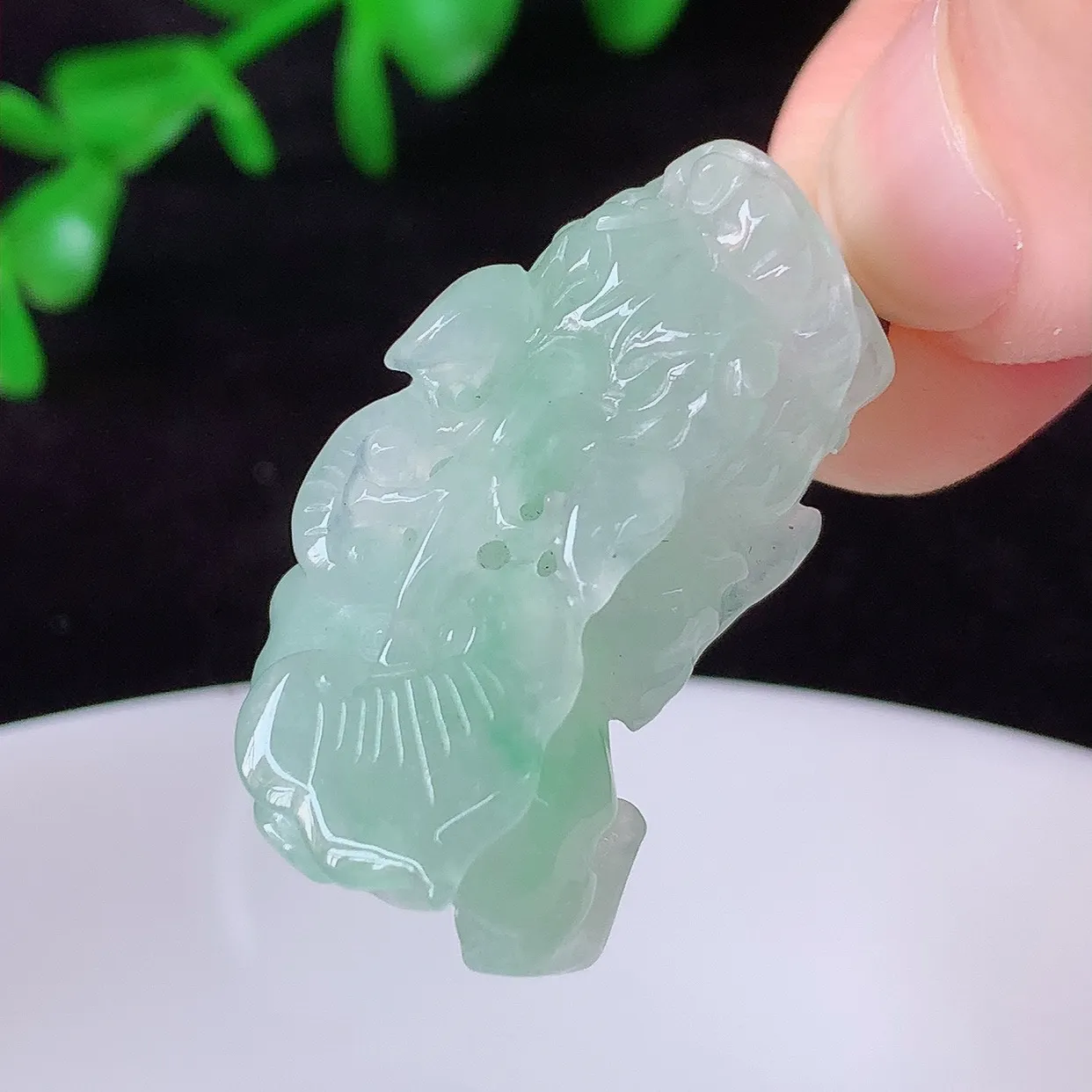 自然光实拍，冰润冰糯种飘绿翡翠招财貔貅吊坠，民间有“一摸貔貅运程旺盛，再摸貔貅财运滚滚，三摸貔貅平步