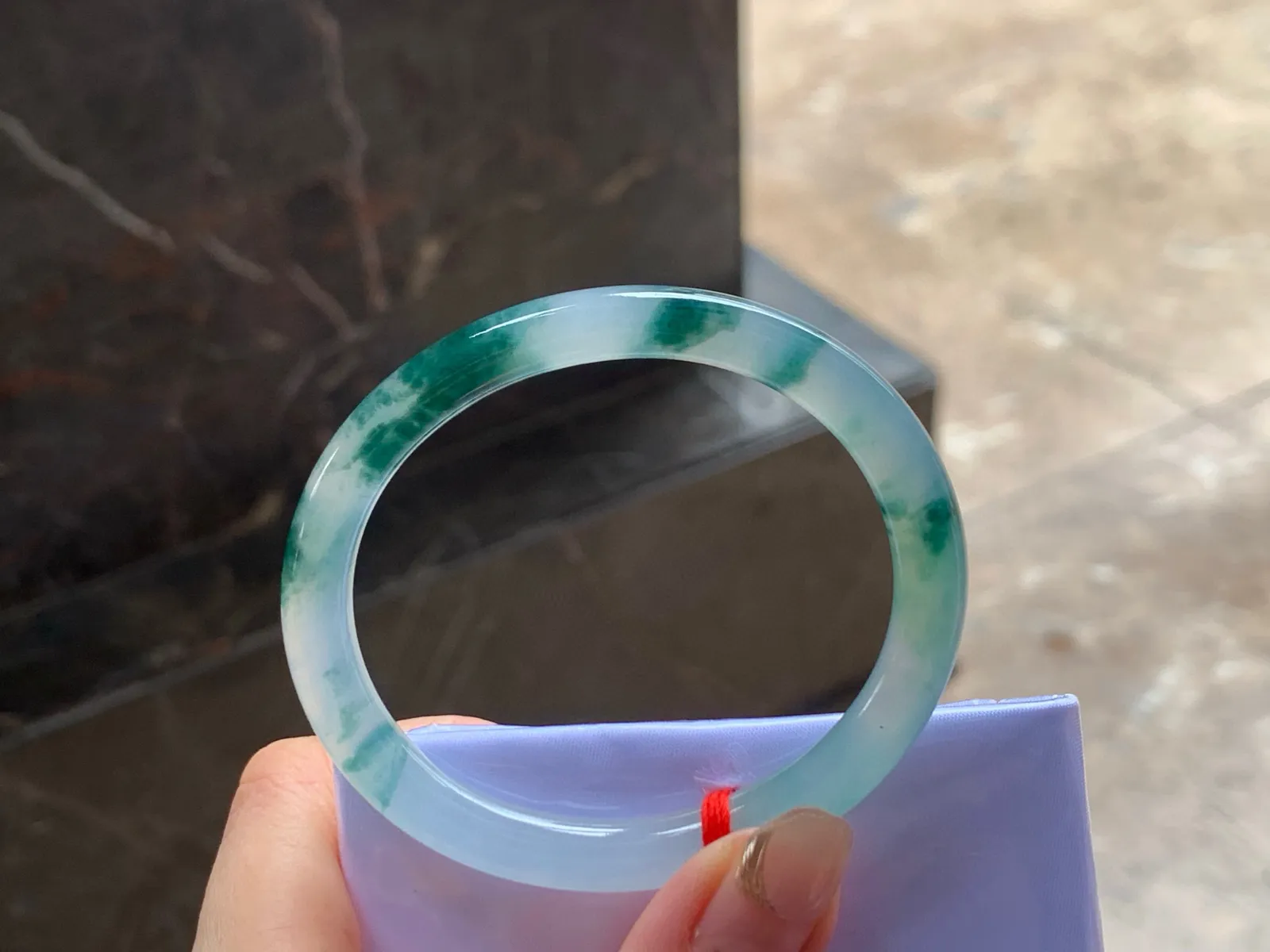 冰种飘花细圆条贵妃镯
种好 53.9/6.5/7mm