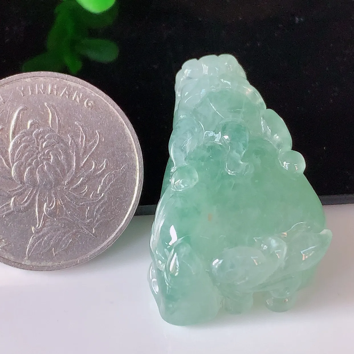 自然光实拍，冰润冰飘绿翡翠招财貔貅吊坠，民间有“一摸貔貅运程旺盛，再摸貔貅财运滚滚，三摸貔貅平步青云 ”的美好祝愿。#46.24