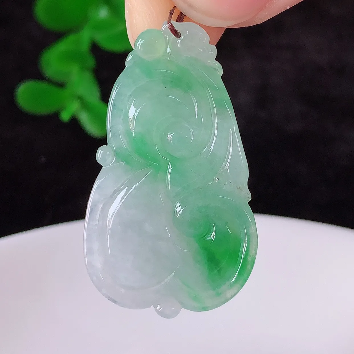 自然光实拍，冰糯种飘阳绿翡翠如意吊坠，翡翠如意，上身效果非常美，饱满大气，工艺美，万事如意，如意一生 #41.24