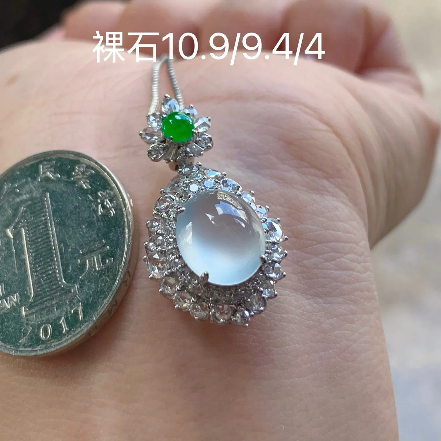 冰种蛋面挂坠
种老 真金镶嵌