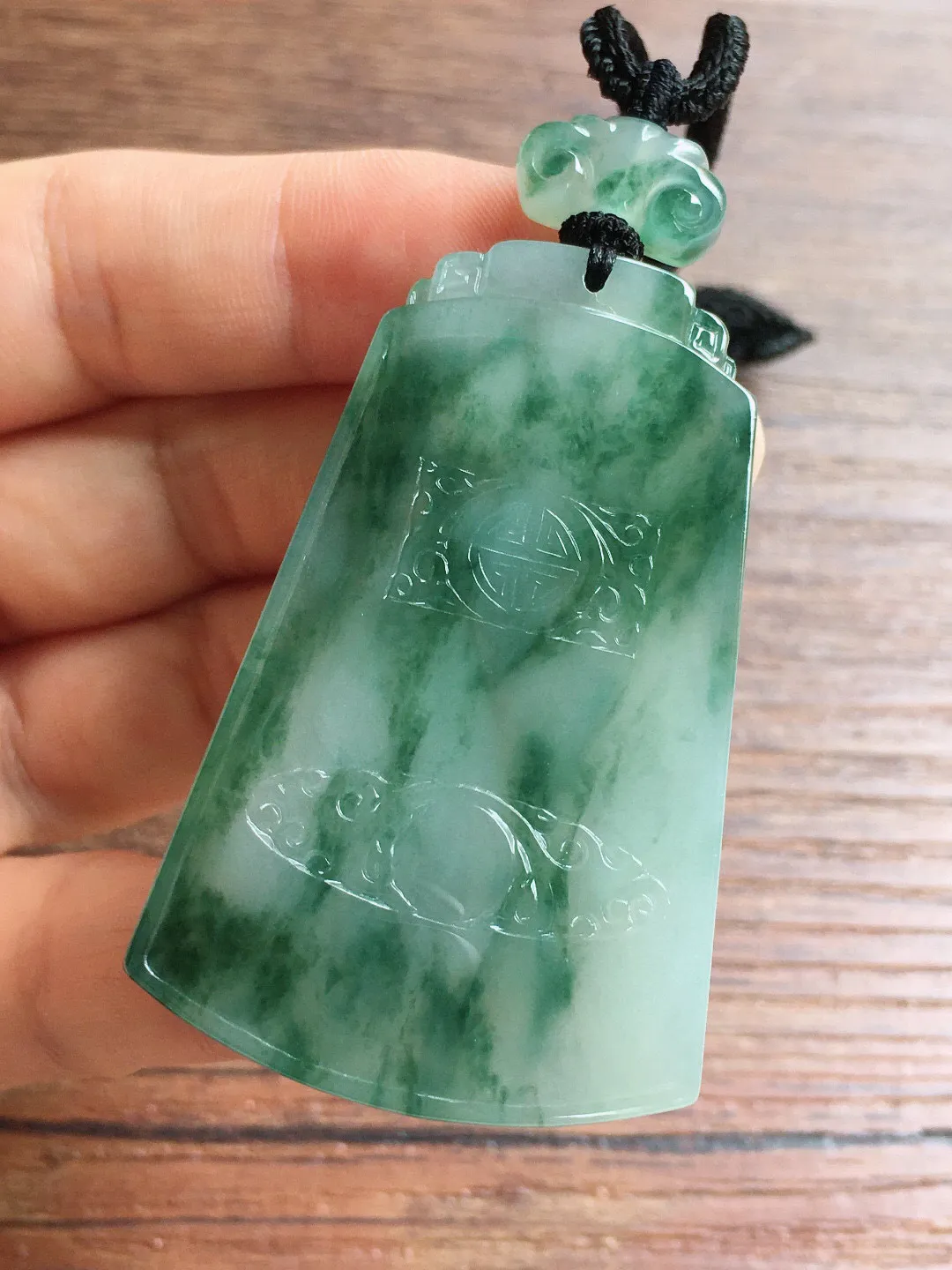 冰飘花无事牌，冰润细腻，厚装种老，种水好，整体尺寸55.2*34.3*6.3