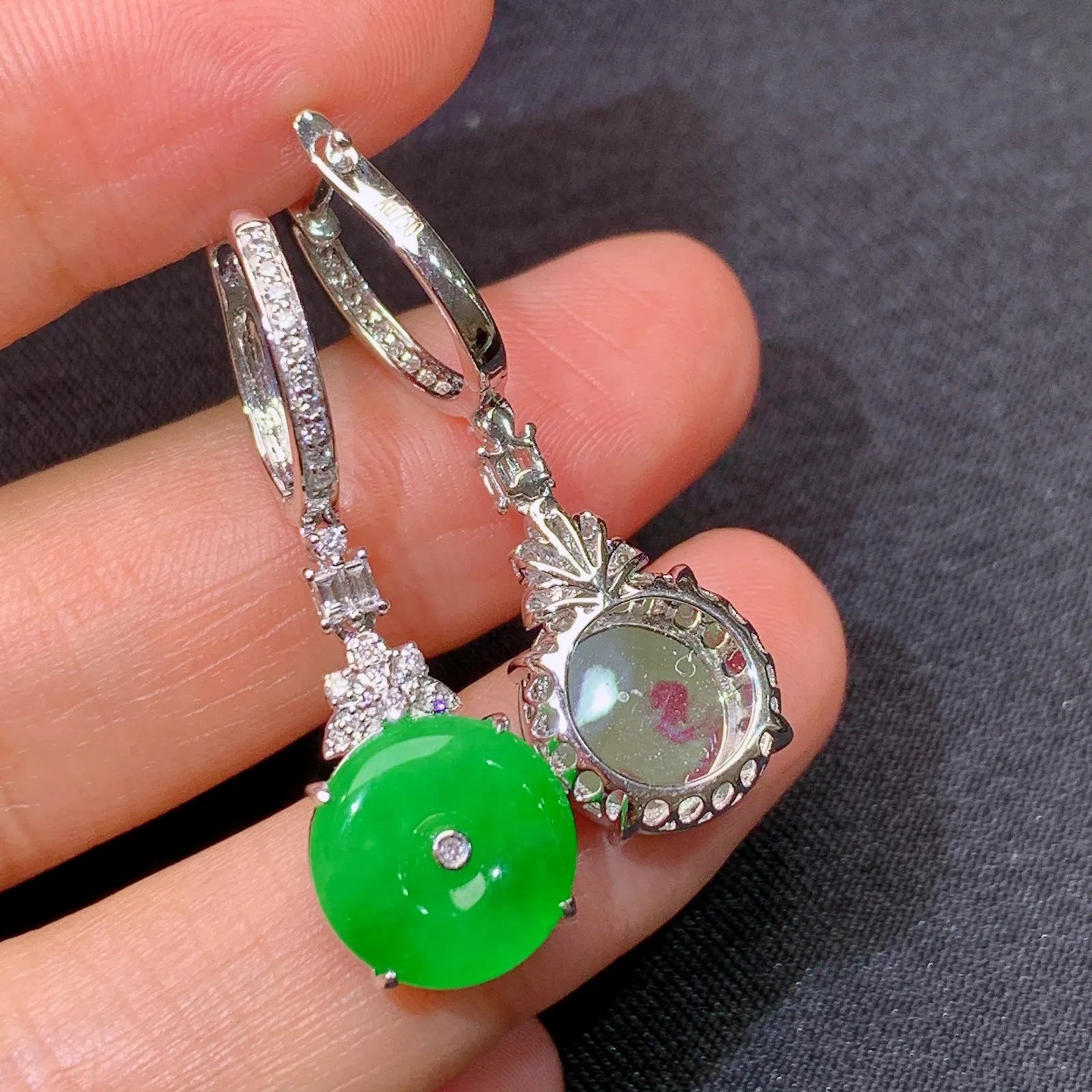 阳绿平安扣耳坠，18k金镶嵌，简约时尚，冰润色阳，种水足 尺寸10.7*2