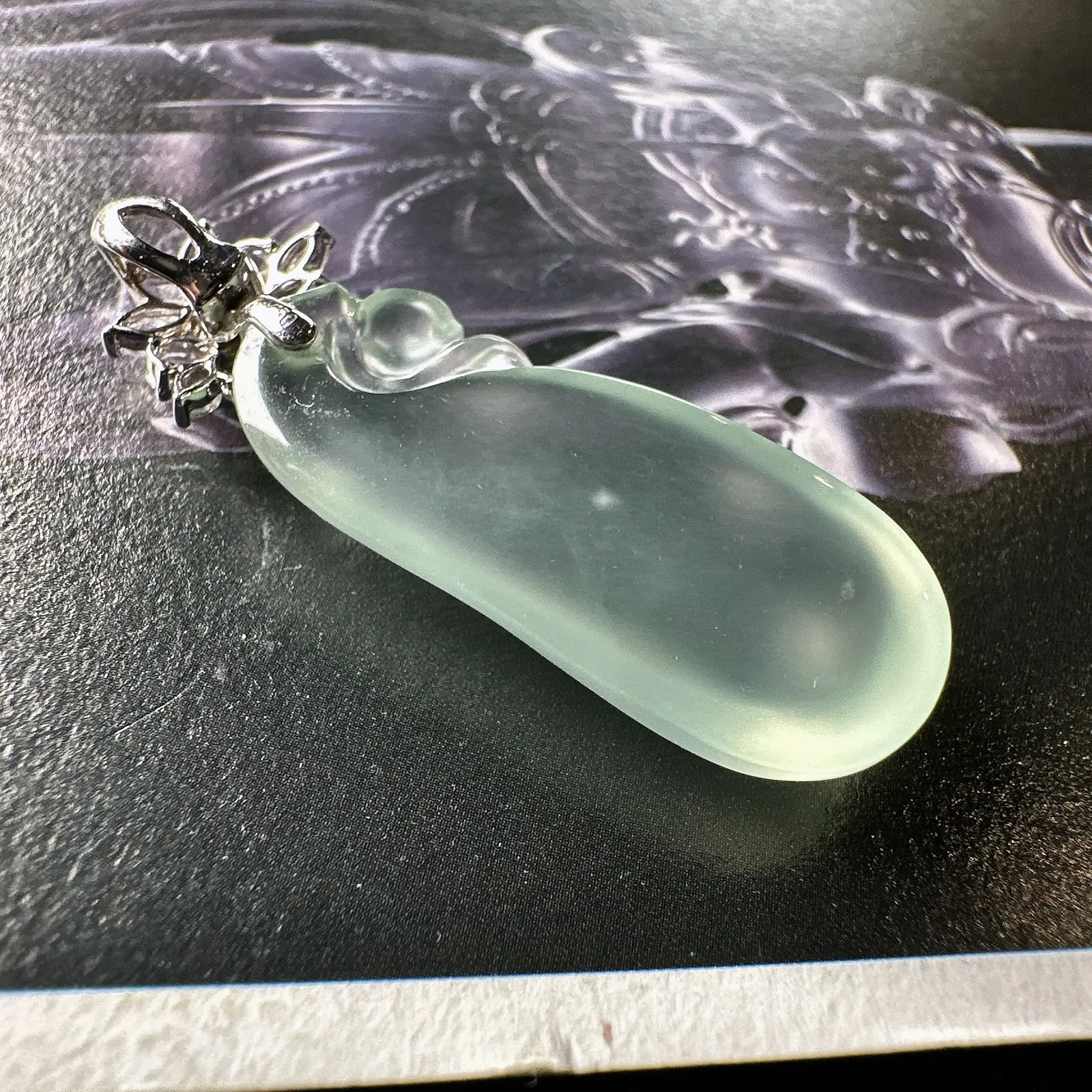 【玻璃种福瓜吊坠】种水上乘，晶莹剔透，纯净通透，莹光感很强。18k金钻镶嵌，裸石尺寸30.3*12.4*6.2毫米