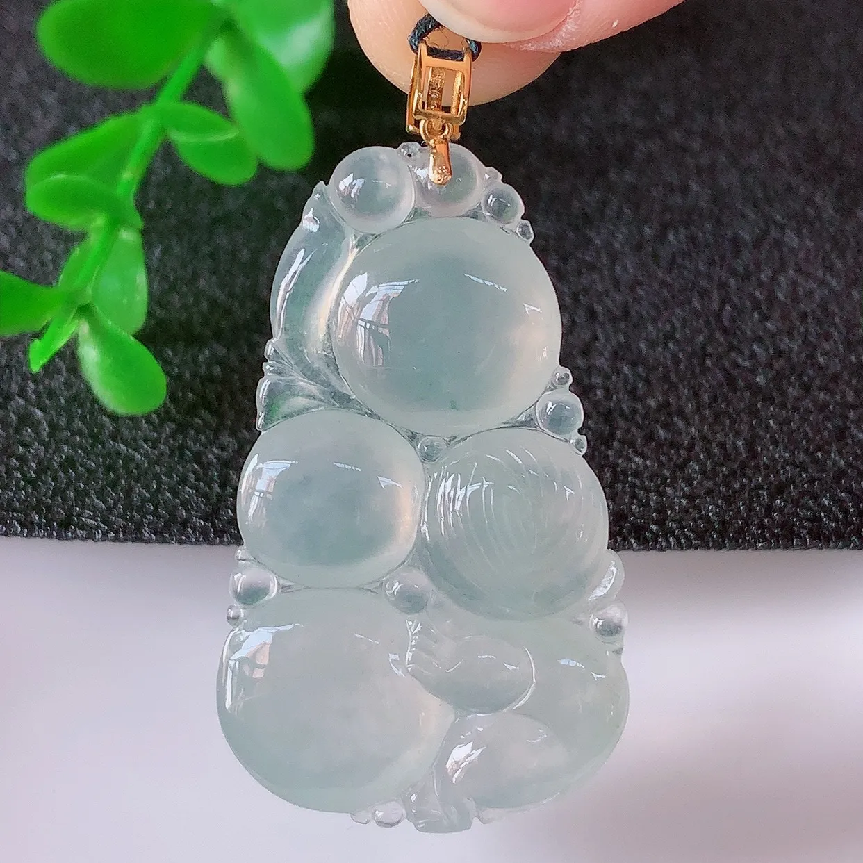 自然光实拍，18k金镶嵌冰种翡翠生肖猴子吊坠，沁人心脾，精致典雅的设计，为佩戴者，增添色彩，送礼自留都是佳品选择！#3.24整体42.8*裸石36.5*22*6