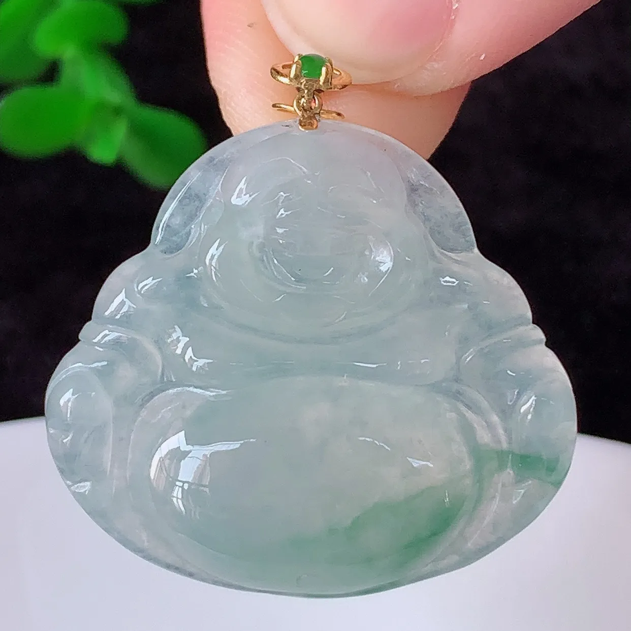 自然光实拍，18K金镶嵌冰种飘花翡翠佛公吊坠，冰透饱满， 佛公亦保平安，寓意有福（佛公）相伴，品相佳