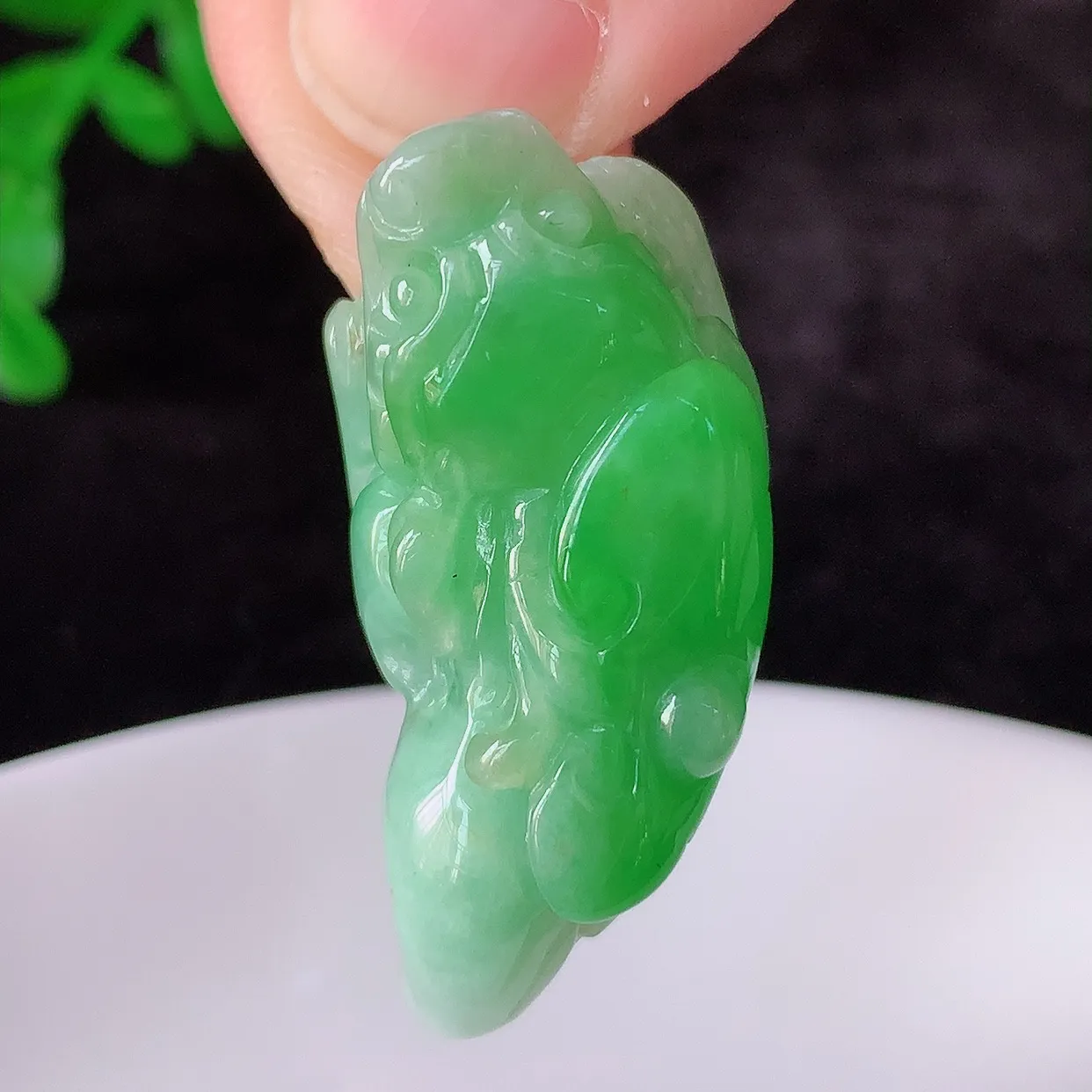 自然光实拍 冰润冰糯种飘阳绿翡翠招财貔貅吊坠，民间有“一摸貔貅运程旺盛，再摸貔貅财运滚滚，三摸貔貅平
