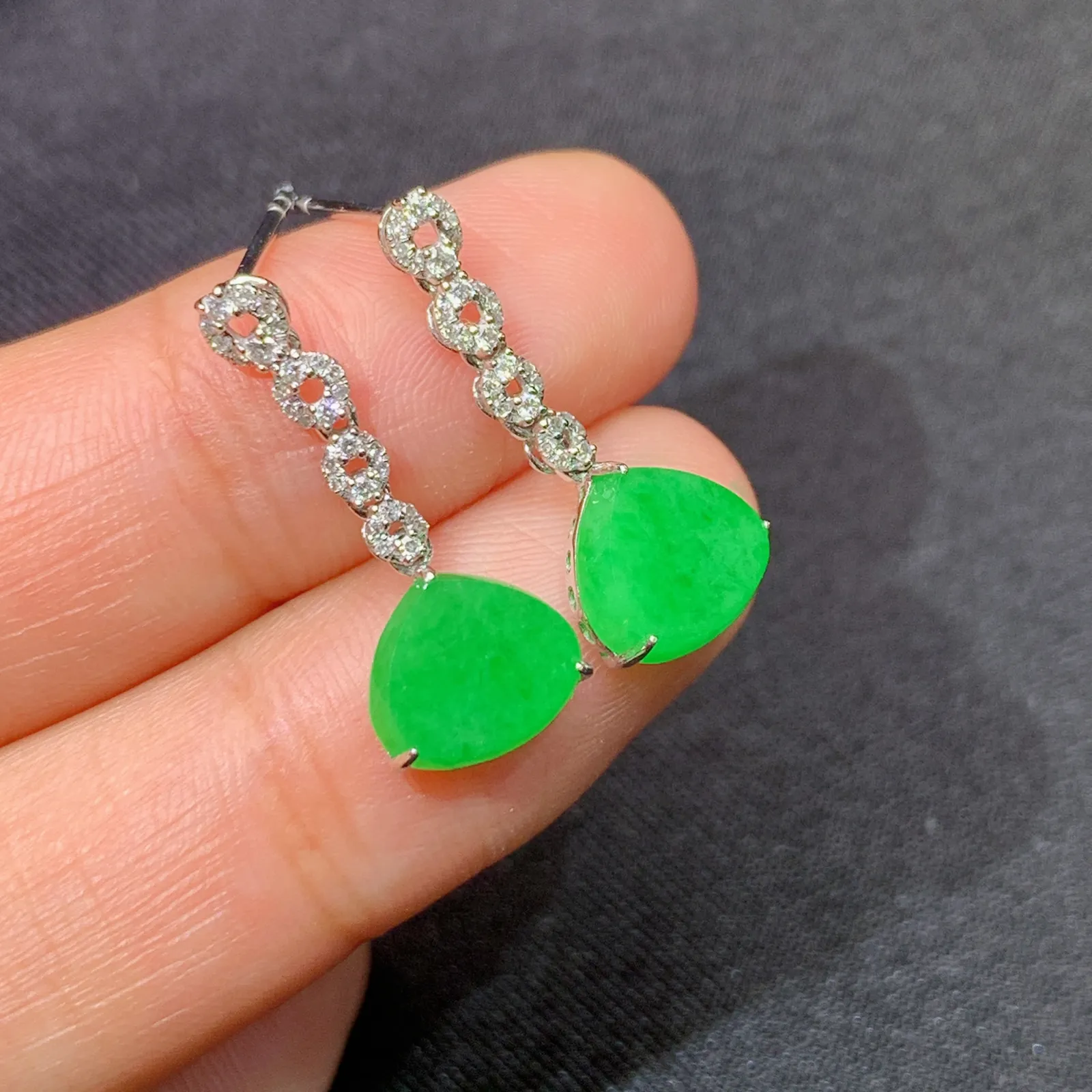 阳绿水滴耳坠，18k金镶嵌，简约时尚，冰润色阳，种水足 尺寸8.1*8.8*2