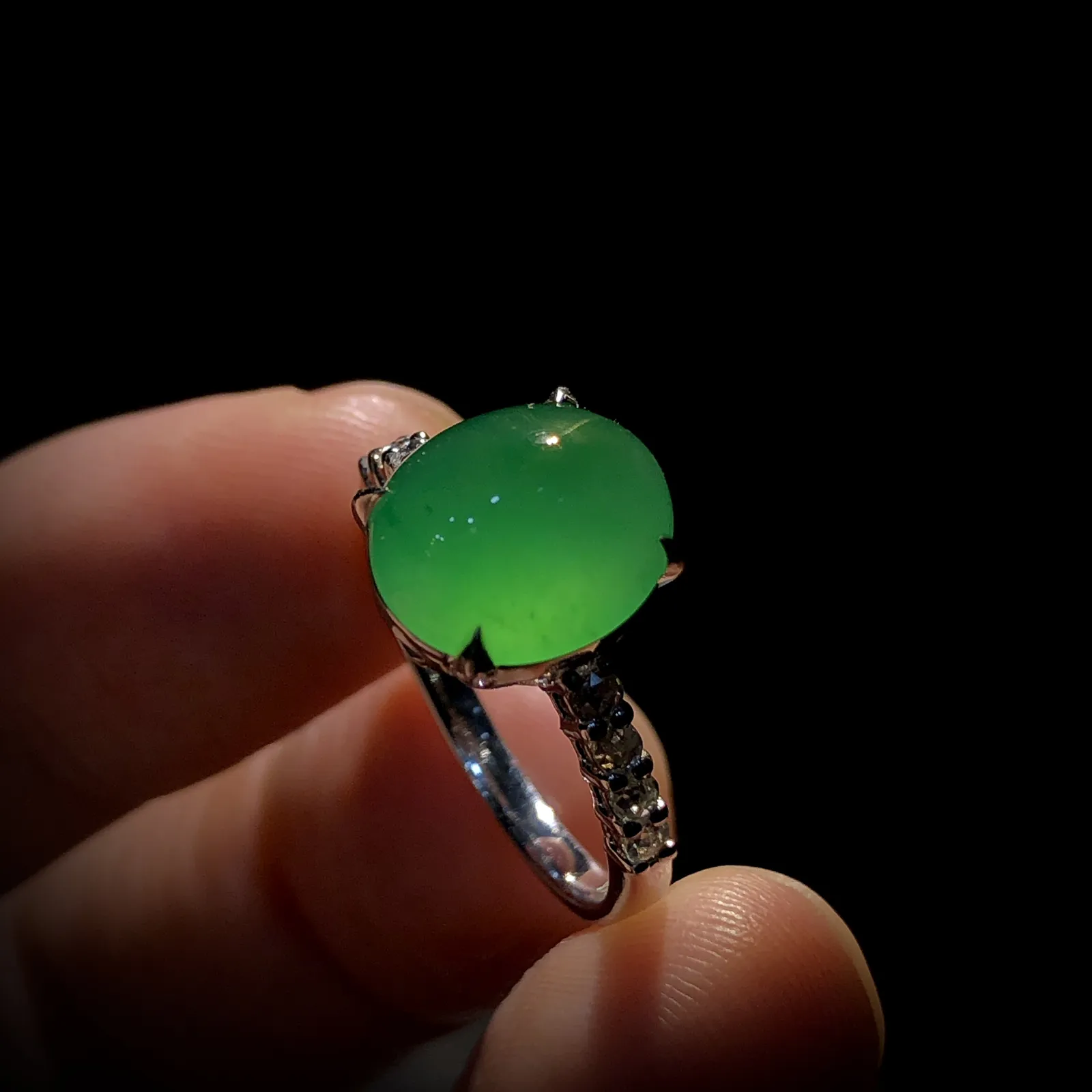 甜绿戒指，裸石10.8-9.5-5.5mm，
14#，18K金，南非钻，