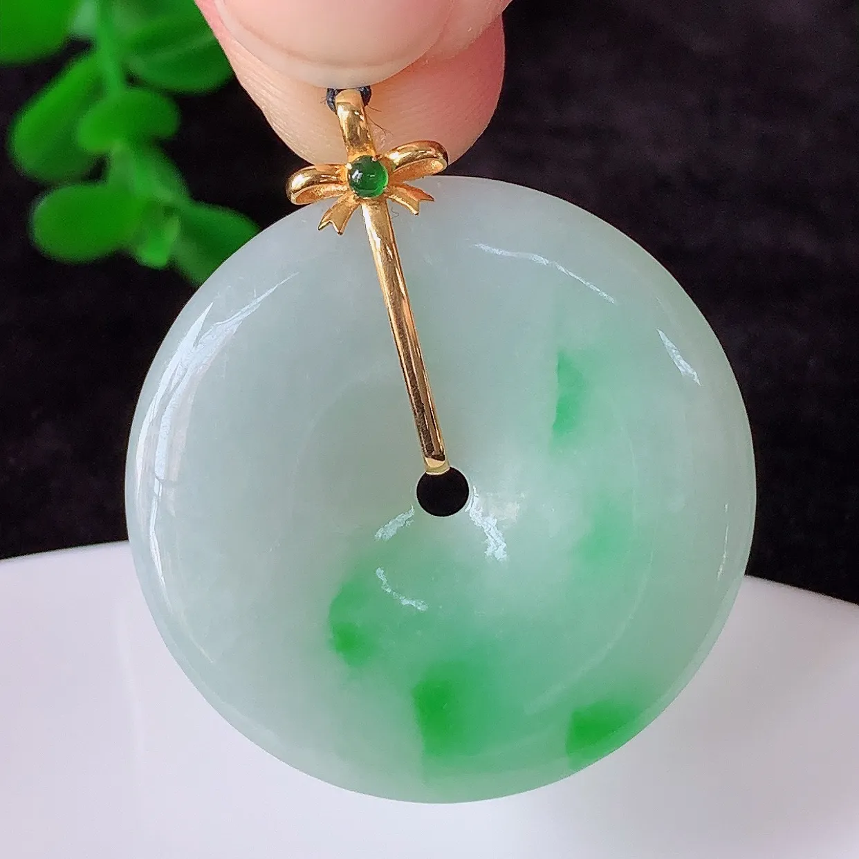 自然光实拍，18K金镶嵌水润冰糯种飘阳绿翡翠平安扣吊坠，翡翠平安扣，冰润光泽，寓意平平安安，平安扣佩