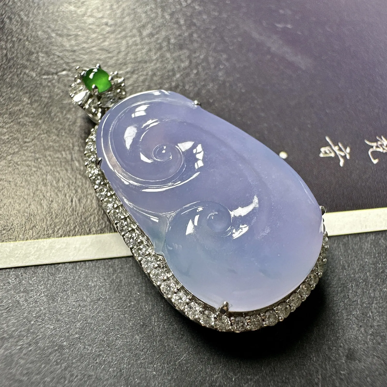 【冰种紫如意吊坠】种水很不错、细腻水润，形状很饱满，18K金钻豪华镶嵌，裸石尺寸24.7*15.4*4毫米