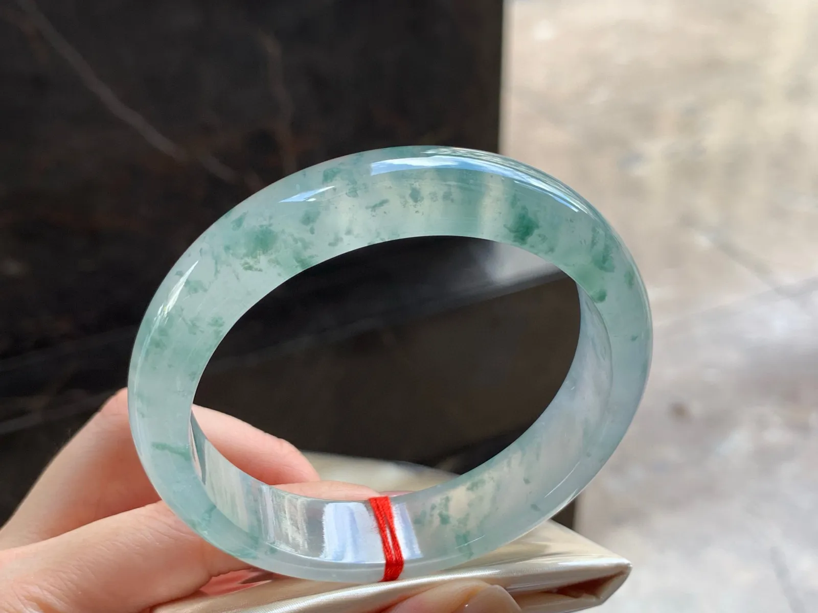 冰种飘花手镯
种老60.8/14.6/8.1mm