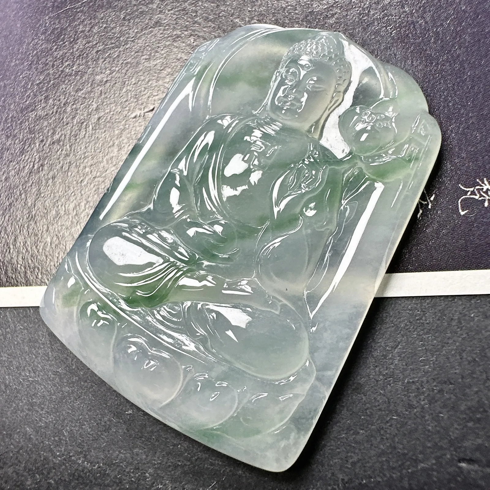 【冰种飘花大日如来佛牌】质地细腻，通透度上佳，冰感十足。