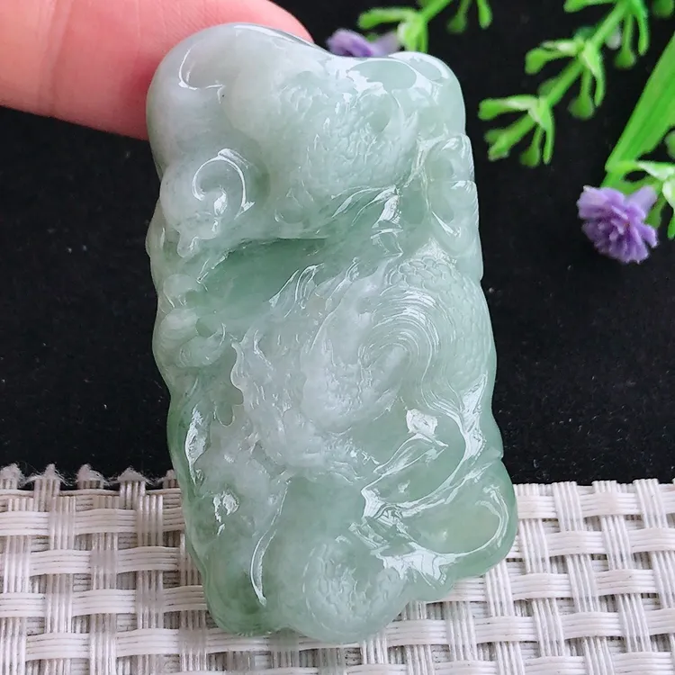 自然光57/31.5/10老坑温润浅绿底龙牌吊坠玉石玉坠挂件