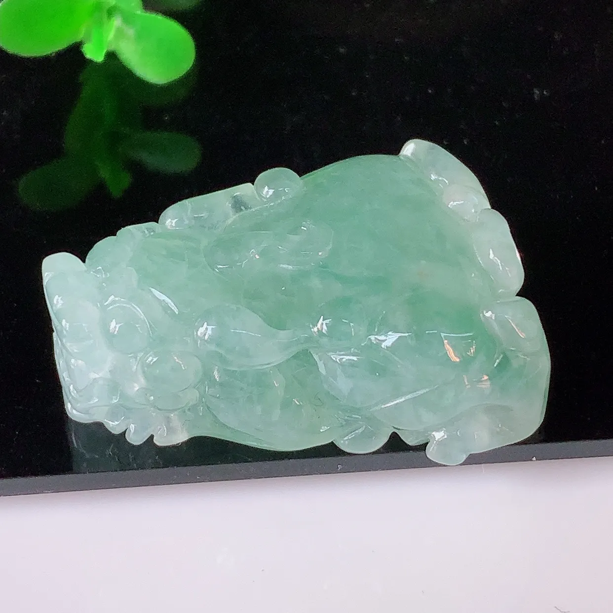 自然光实拍，冰润冰飘绿翡翠招财貔貅吊坠，民间有“一摸貔貅运程旺盛，再摸貔貅财运滚滚，三摸貔貅平步青云