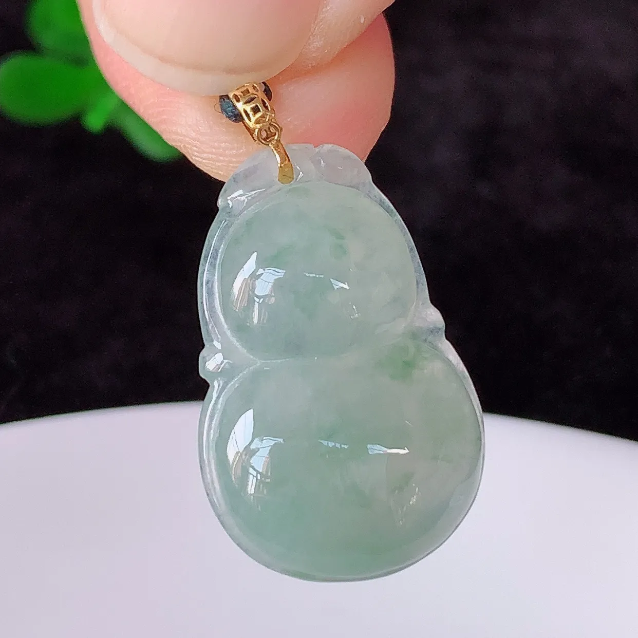 自然光实拍，18K金镶嵌冰种飘绿翡翠葫芦吊坠，翡翠葫芦，寓意福禄双全，财源滚滚，佩戴效果优雅迷人！#49.24