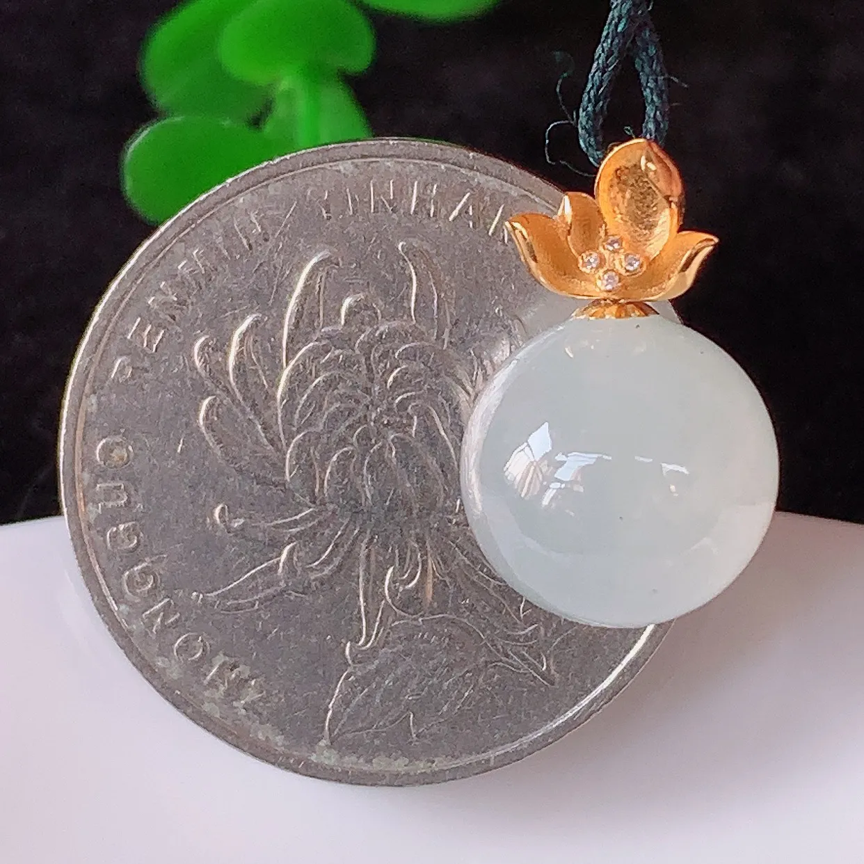 自然光实拍，18k金镶嵌冰润冰种翡翠转运珠圆珠吊坠，沁人心脾，精致典雅的设计，为佩戴者，增添色彩，送礼自留都是佳品选择！#1.24整体18*裸石11.5