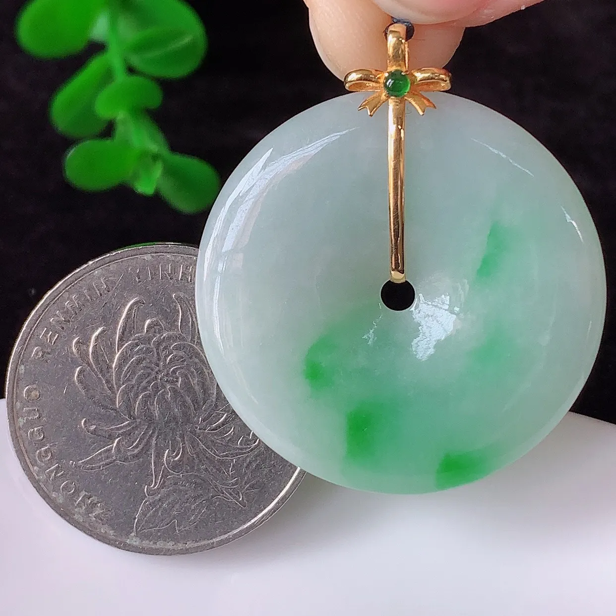 自然光实拍，18K金镶嵌水润冰糯种飘阳绿翡翠平安扣吊坠，翡翠平安扣，冰润光泽，寓意平平安安，平安扣佩戴时尚漂亮！#00.24整体35*30.5*5.5裸石30.5*30.5