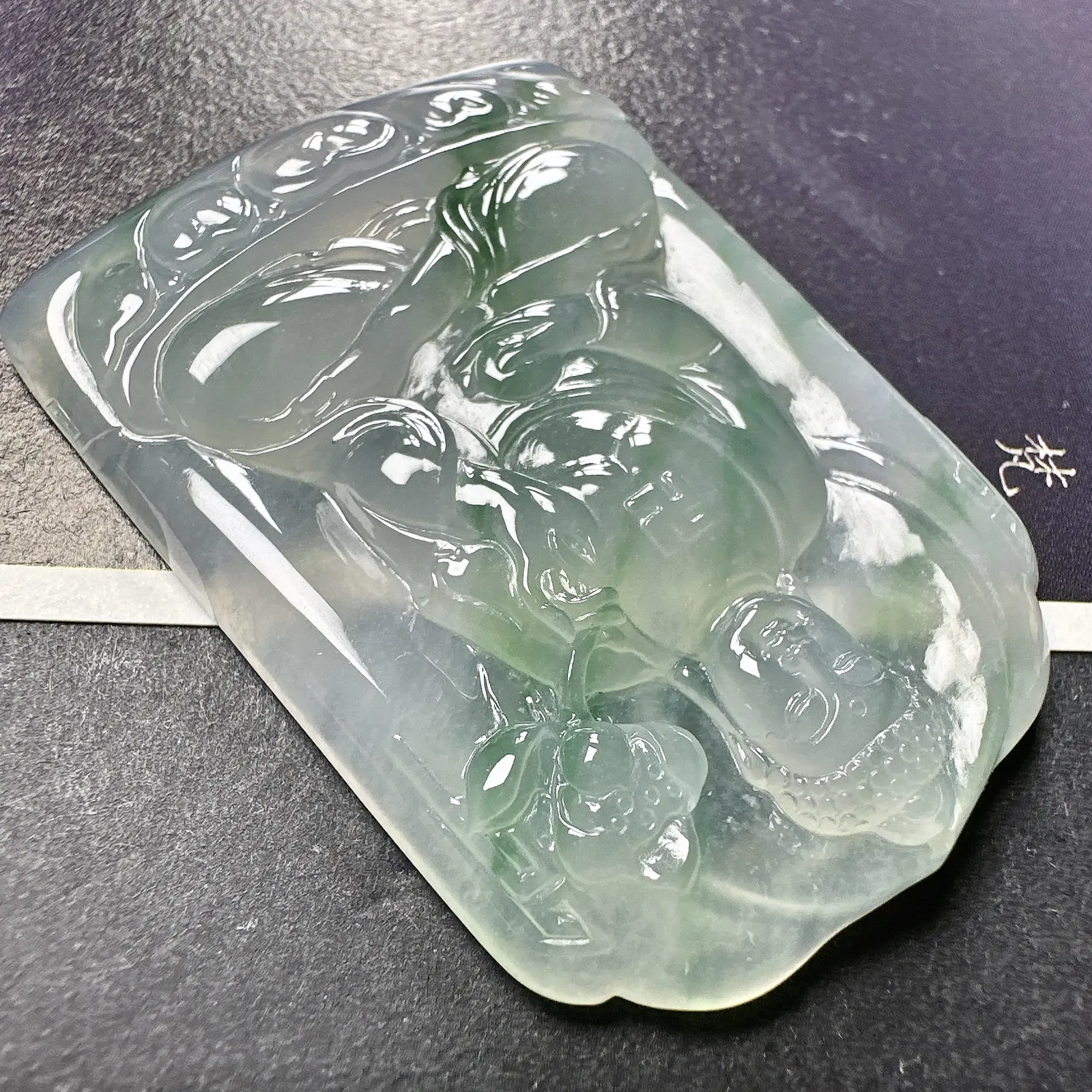 【冰种飘花大日如来佛牌】质地细腻，通透度上佳，冰感十足。