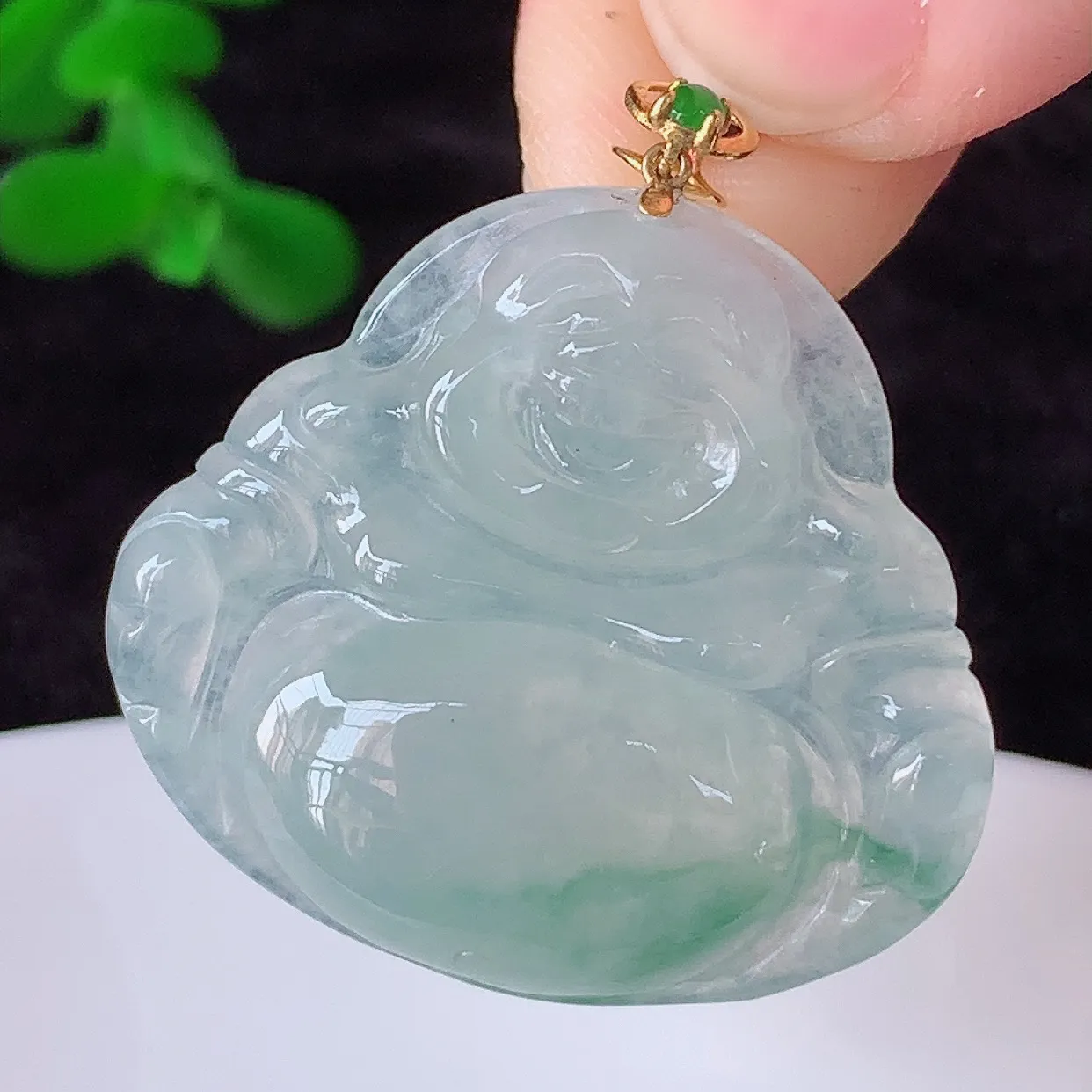 自然光实拍，18K金镶嵌冰种飘花翡翠佛公吊坠，冰透饱满， 佛公亦保平安，寓意有福（佛公）相伴，品相佳，配戴优雅迷人！#00.24