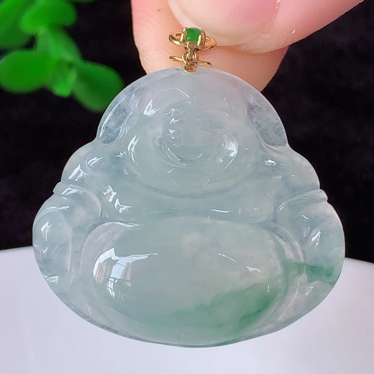 自然光实拍，18K金镶嵌冰种飘花翡翠佛公吊坠，冰透饱满， 佛公亦保平安，寓意有福（佛公）相伴，品相佳，配戴优雅迷人！#00.24
