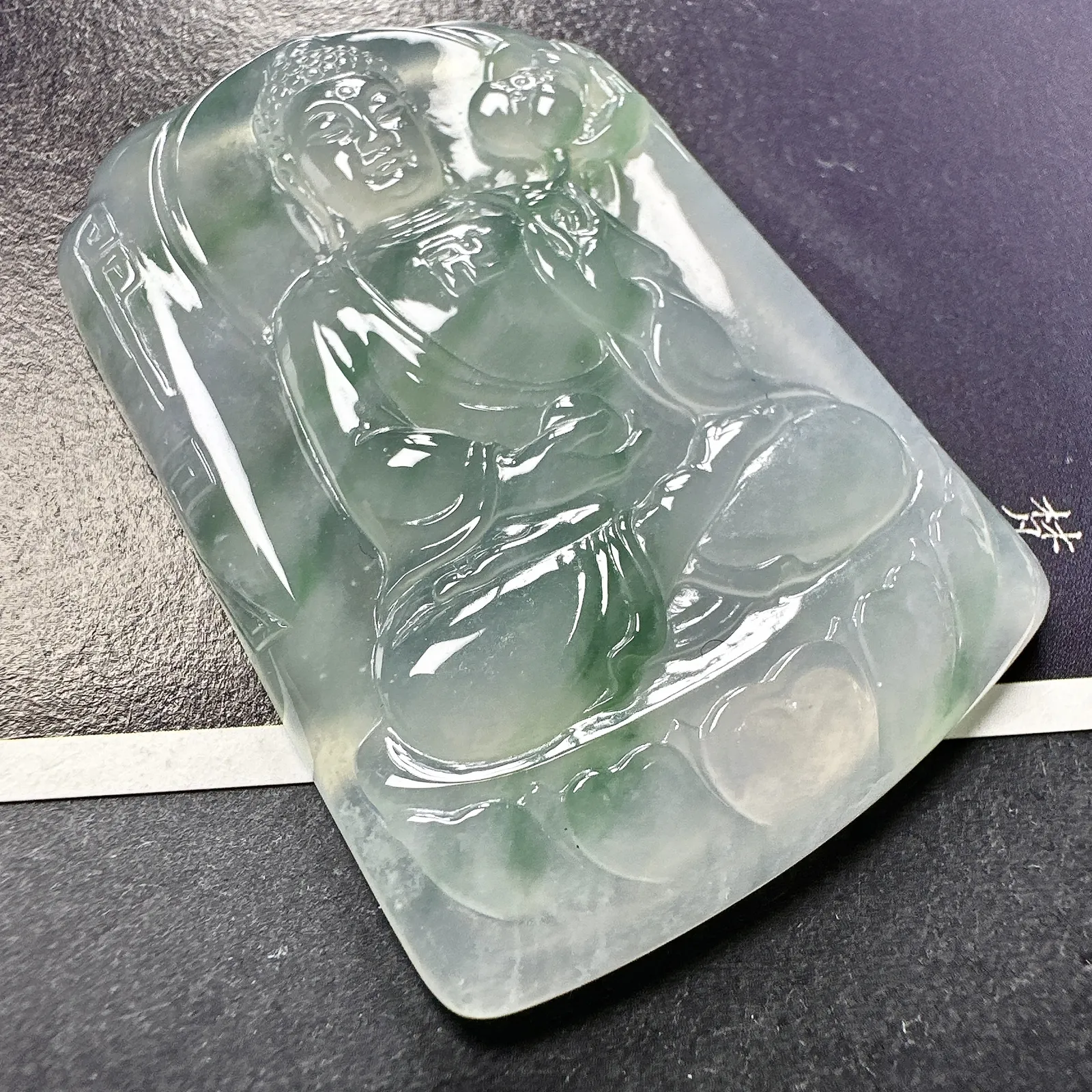 【冰种飘花大日如来佛牌】质地细腻，通透度上佳，冰感十足。